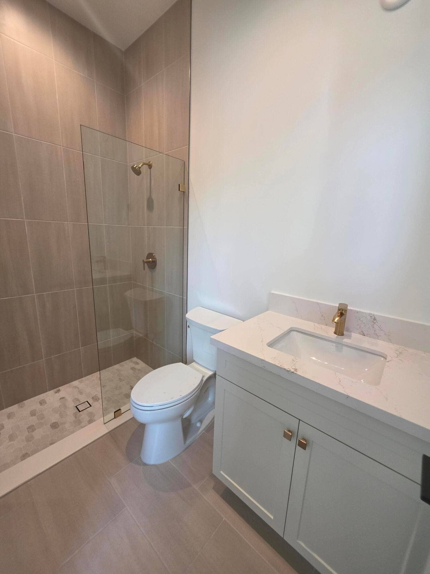 Bathroom w/ Walk-in Shower