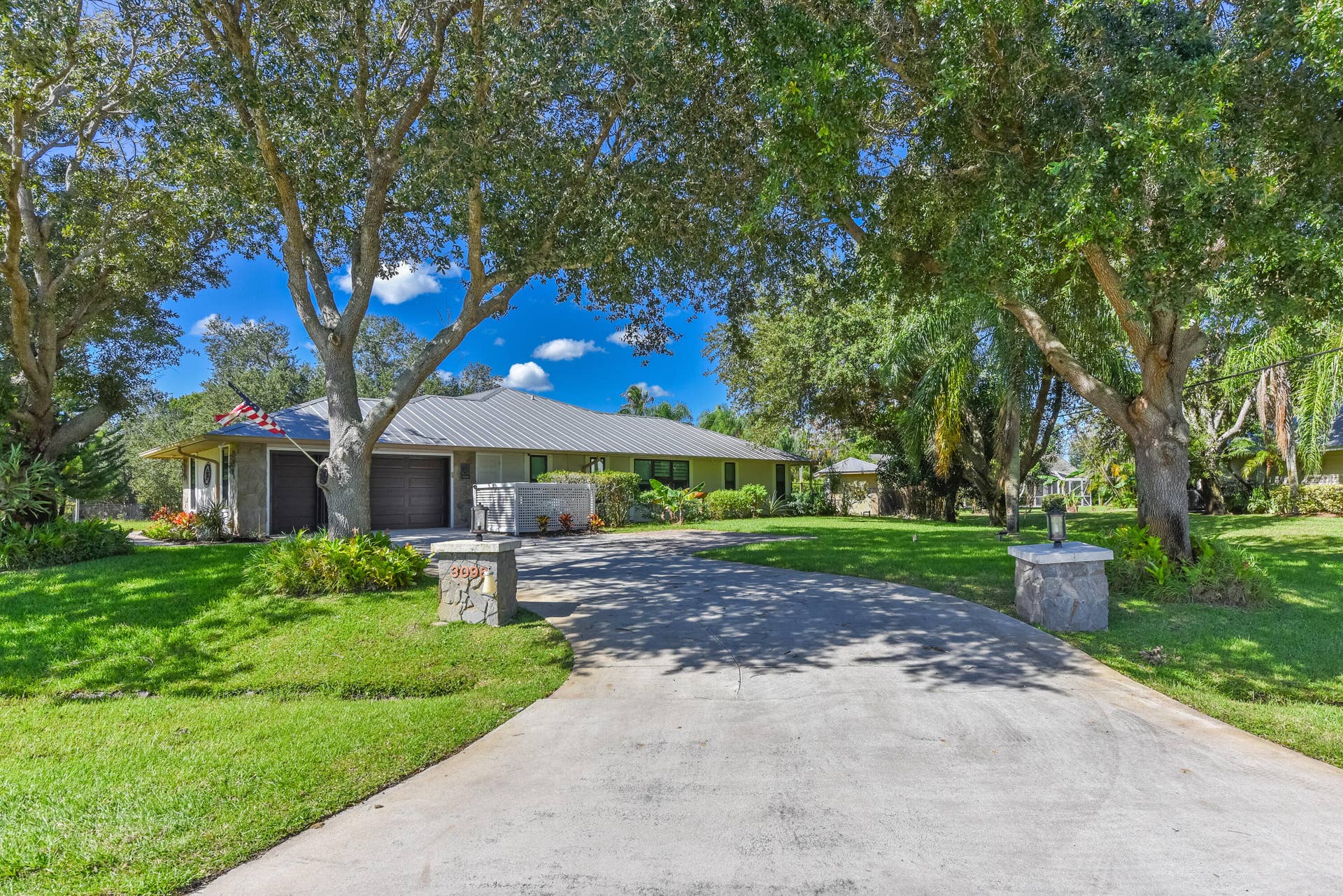 3098 SE BUR Street, Port St Lucie, FL 34952 A welcoming driveway framed by majestic shade trees creates an impressive entrance to this .49-acre corner lot. A wonderful sense of privacy and charm in Sandpiper Bay!