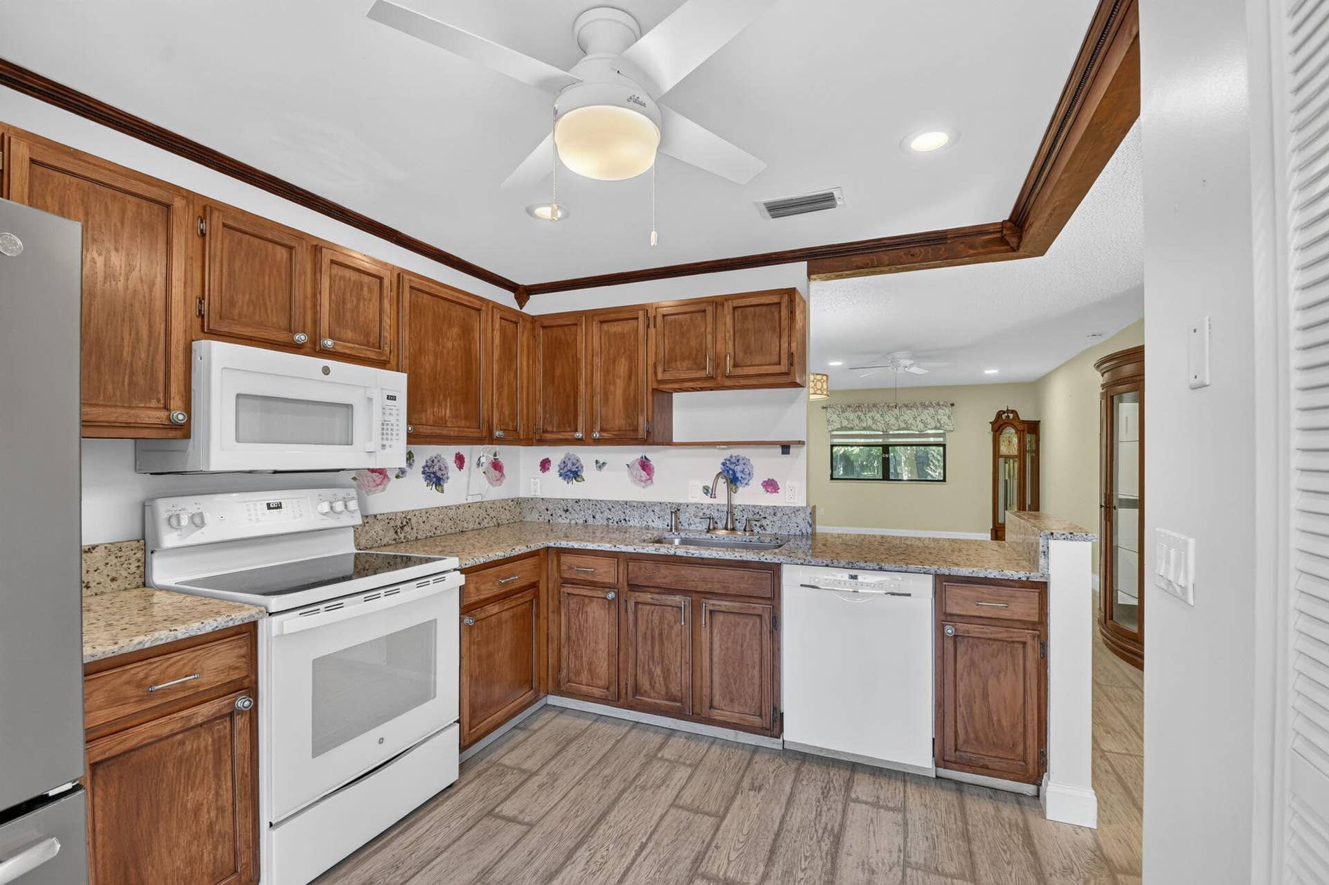 Pull-outs in Bottom Cabinets