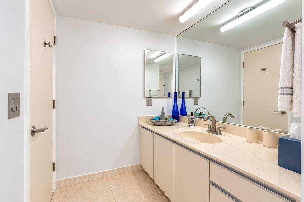 2480 PRESIDENTIAL Way, #802, West Palm Beach, FL 33401 Guest Bathroom