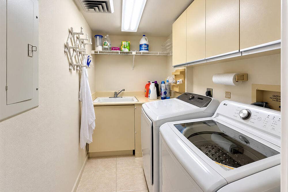 2480 PRESIDENTIAL Way, #802, West Palm Beach, FL 33401 Laundry