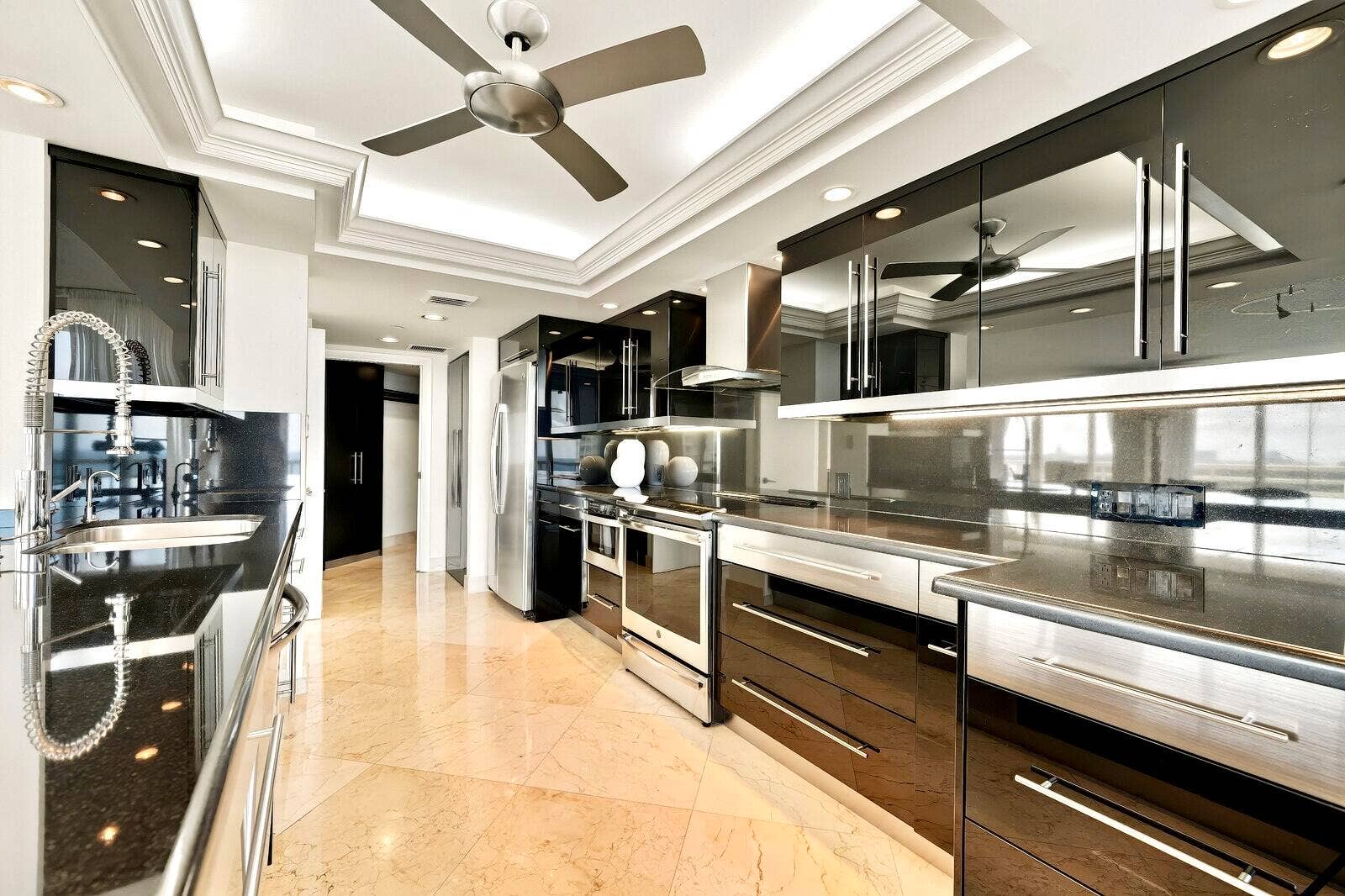 EAT-IN KITCHEN