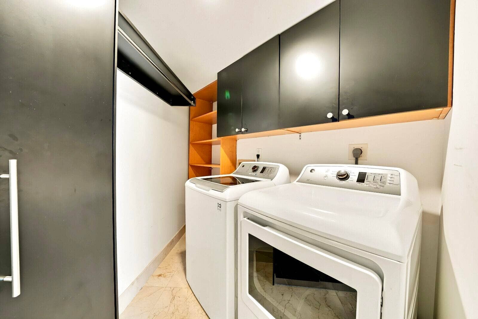 OVERSIZED LAUNDRY ROOM