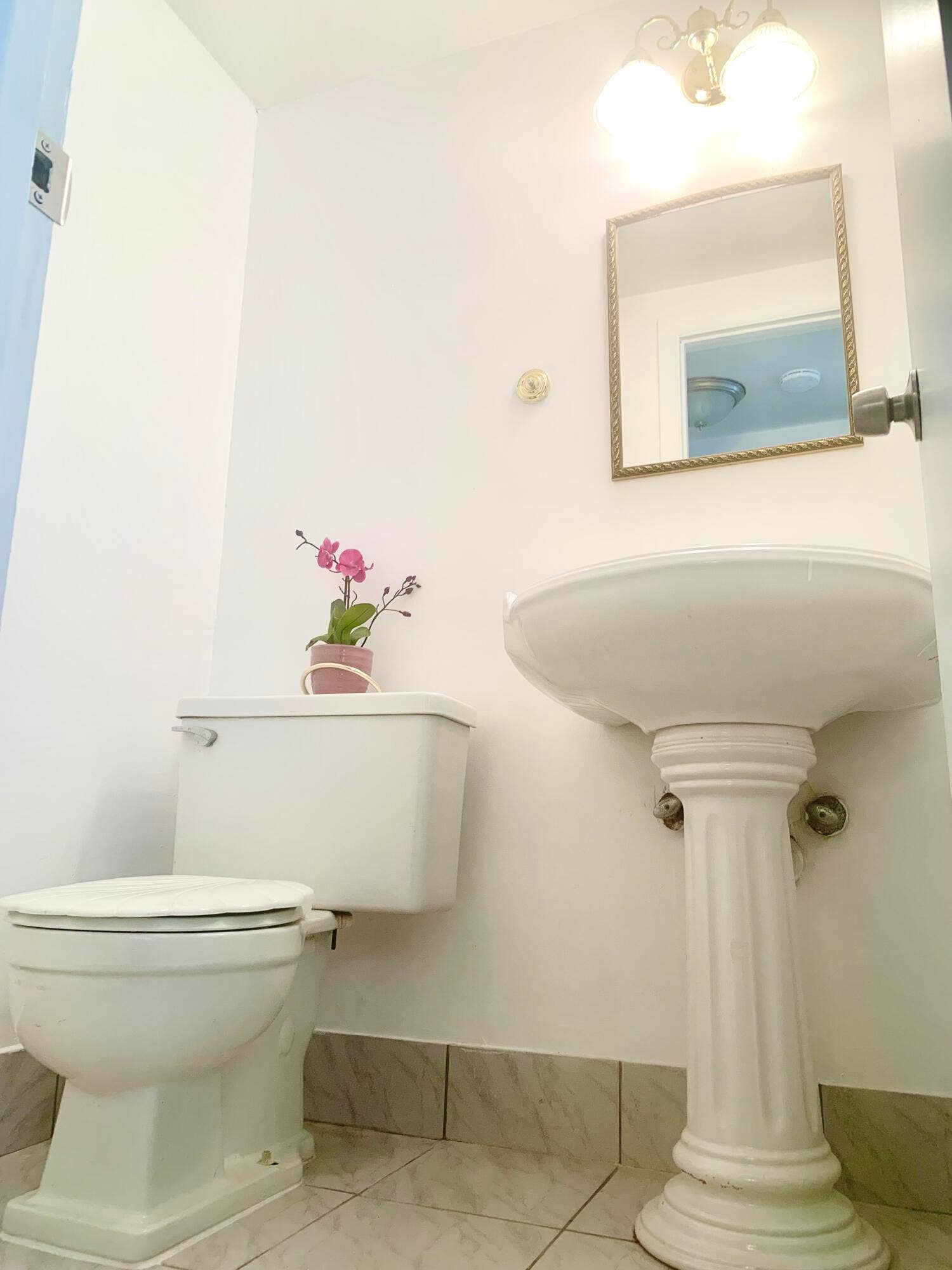 137 Coventry F, West Palm Beach, FL 33417 HALF BATH