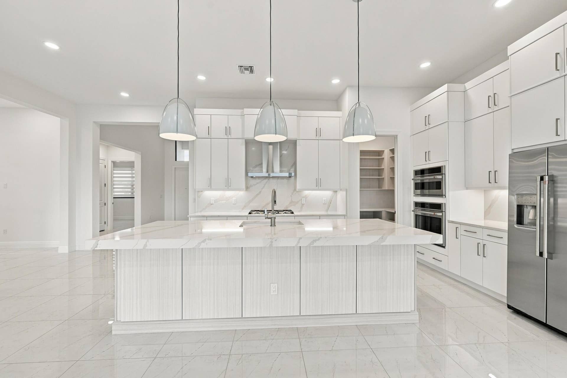 4931 Rivo Alto Circle, Westlake, FL 33470 Pro chef hood, 5 burner gas stove with oven/covection/microwave