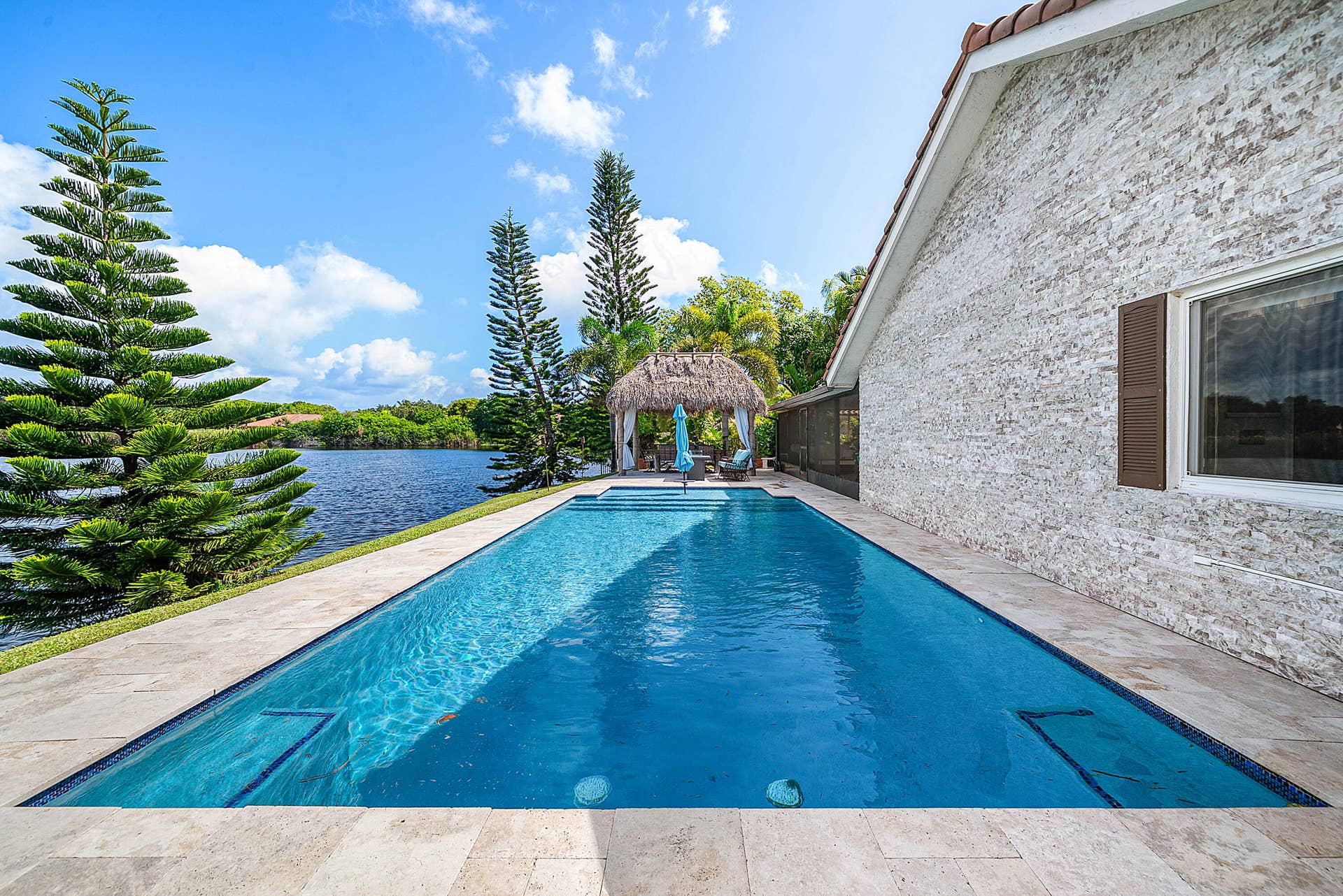 9 Aspen Court, Boynton Beach, FL 33436 Heated Pool