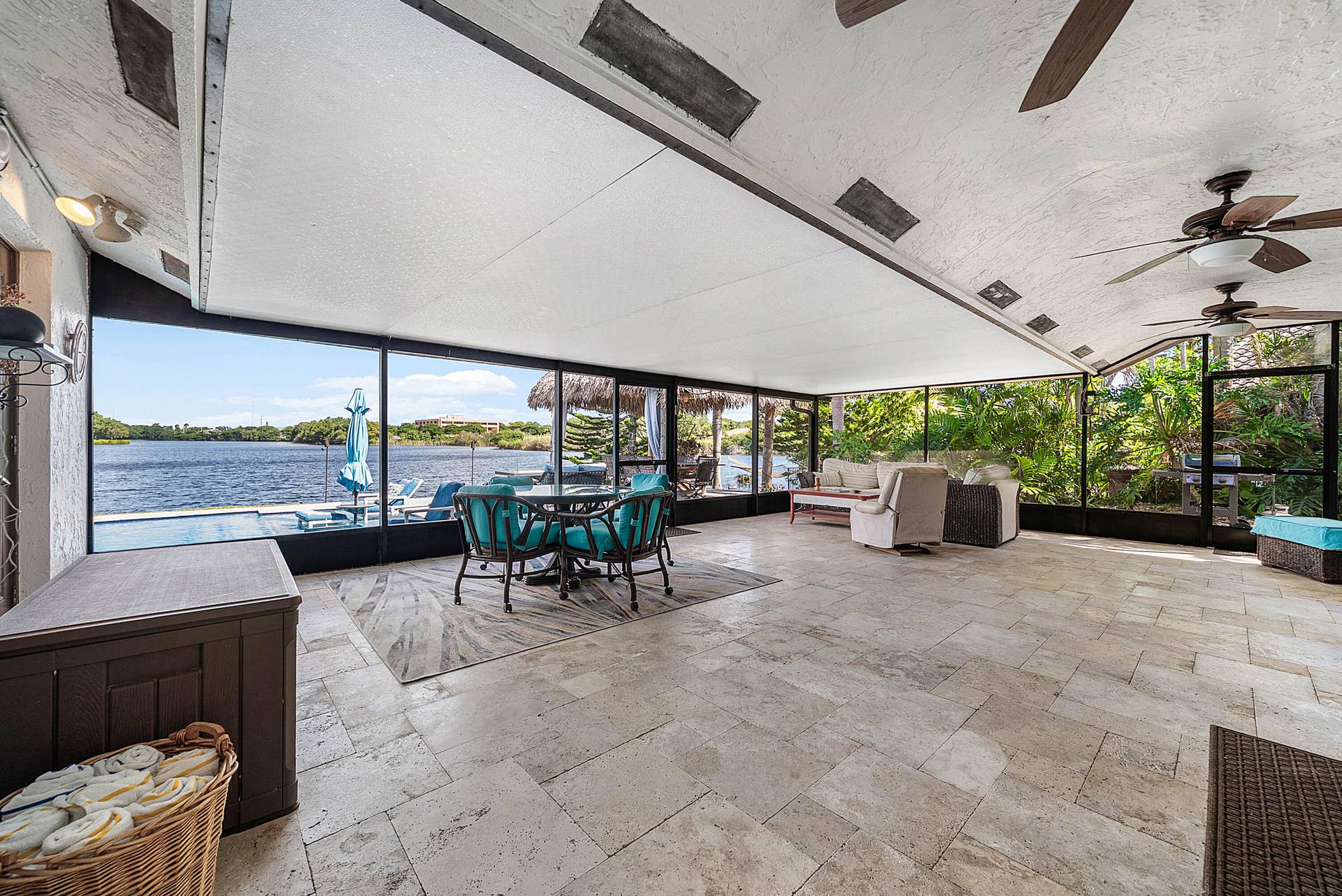 9 Aspen Court, Boynton Beach, FL 33436 Spacious Covered and screened Outdoor living space