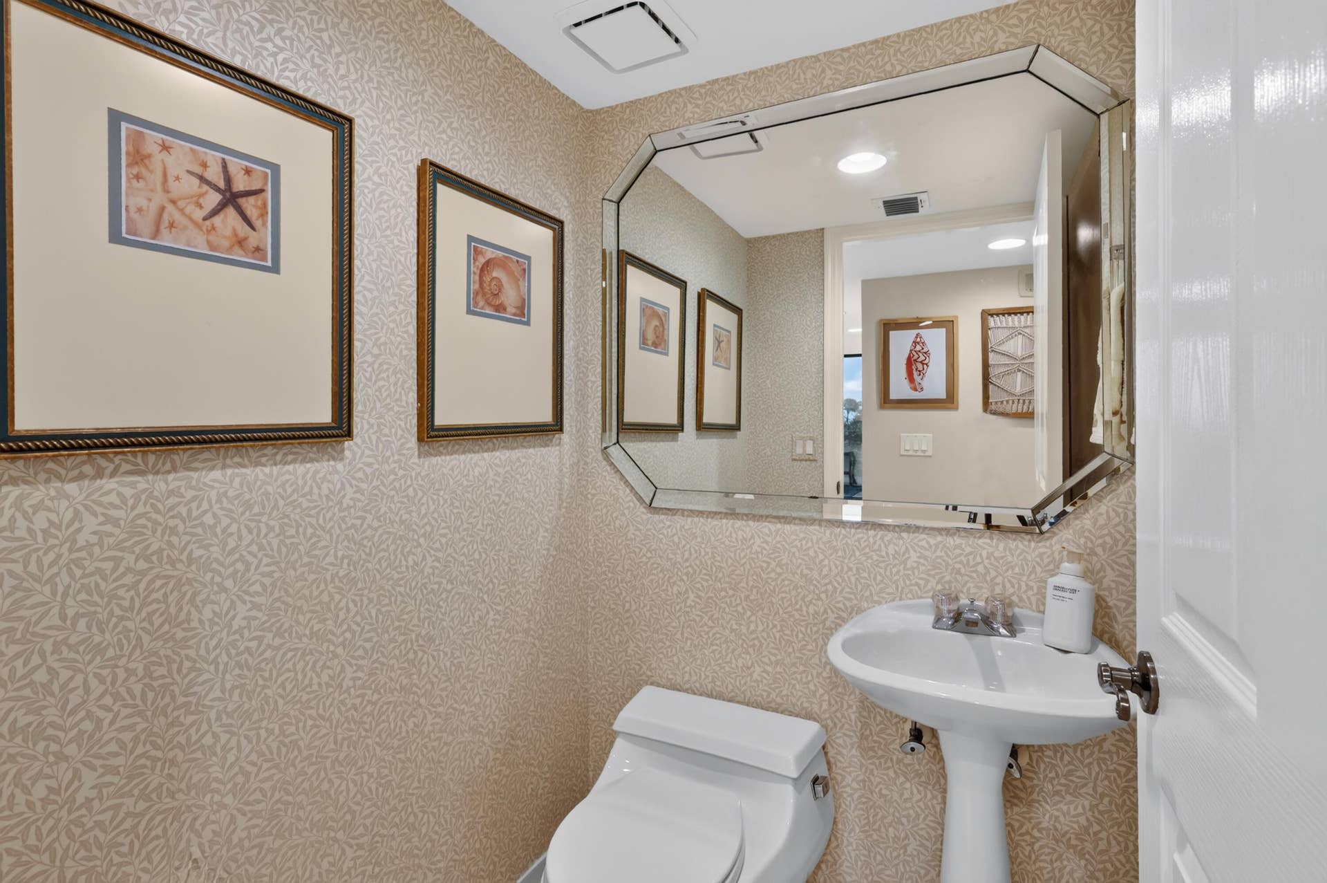 4000 N HIGHWAY A1A, #301, Fort Pierce, FL 34949 POWDER ROOM