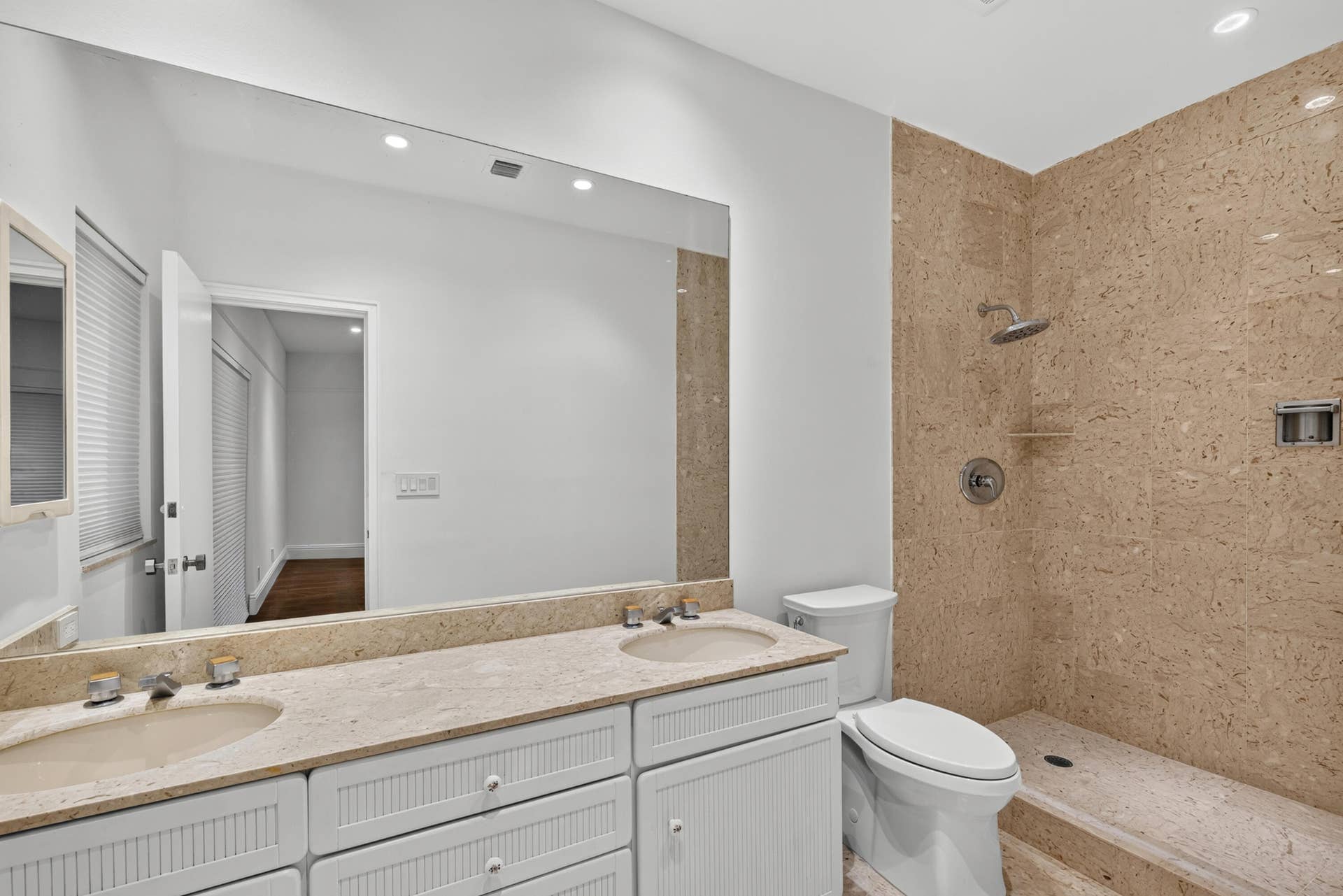 Ensuite Bathroom 2
