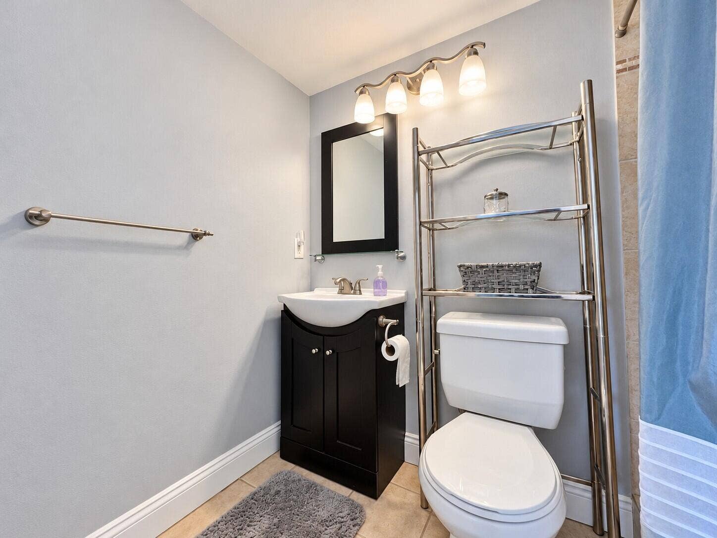 153 CAMBRIDGE G, West Palm Beach, FL 33417 Updated Full Ensuite Bath With Step-in Shower
