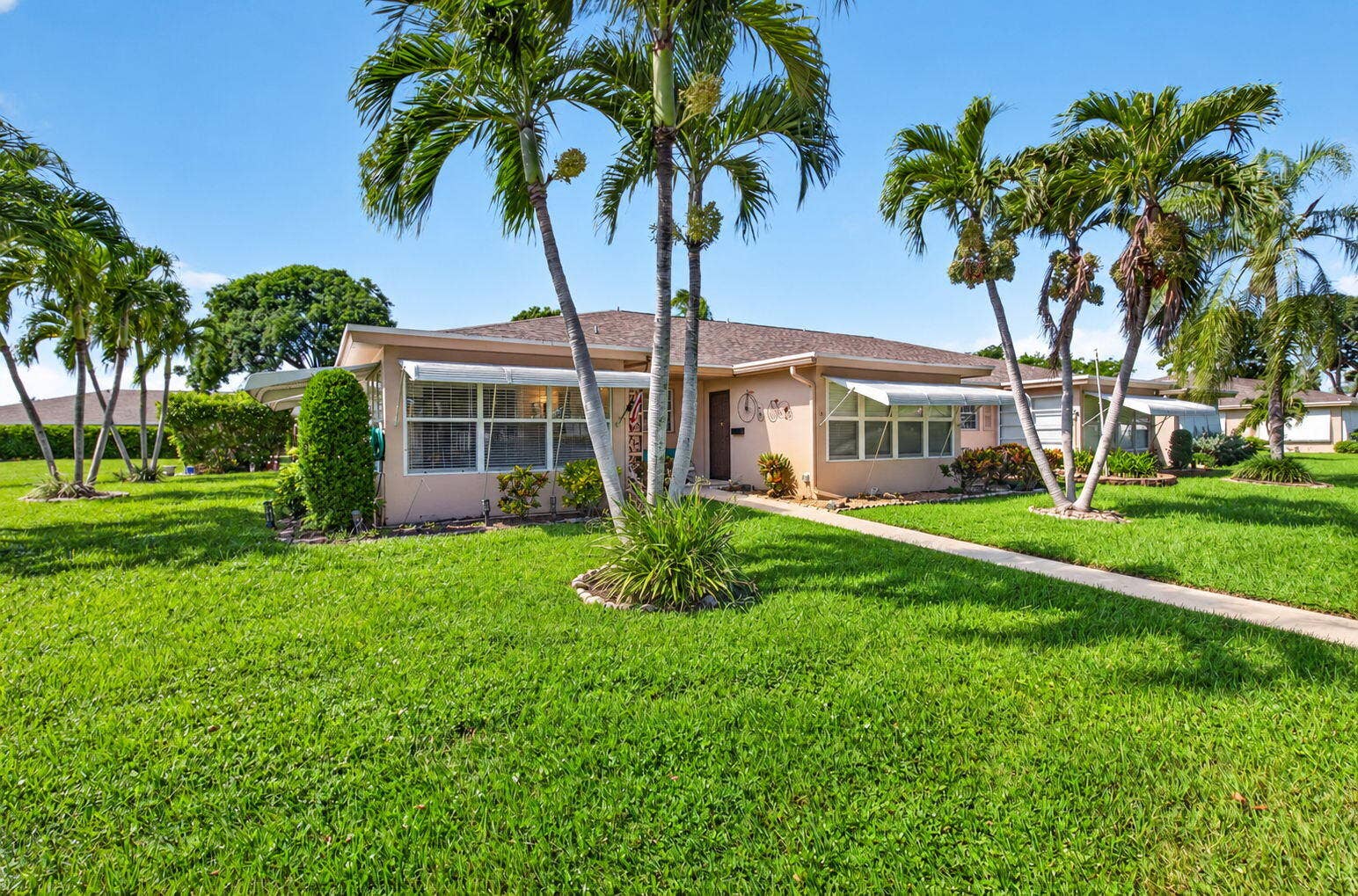 END UNIT VILLA W/GREEN PRIVACY/GARDENING AREA