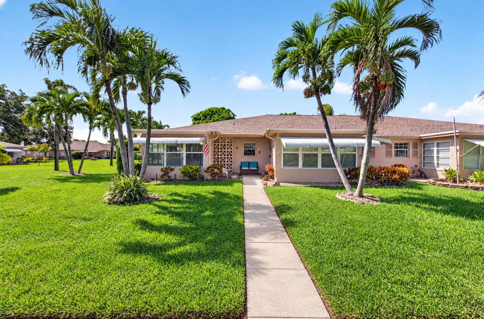 END UNIT VILLA W/LOADS OF NATURAL LIGHT