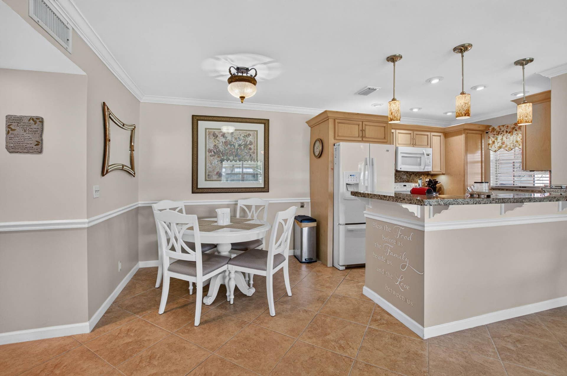 KITCHEN / DINING
