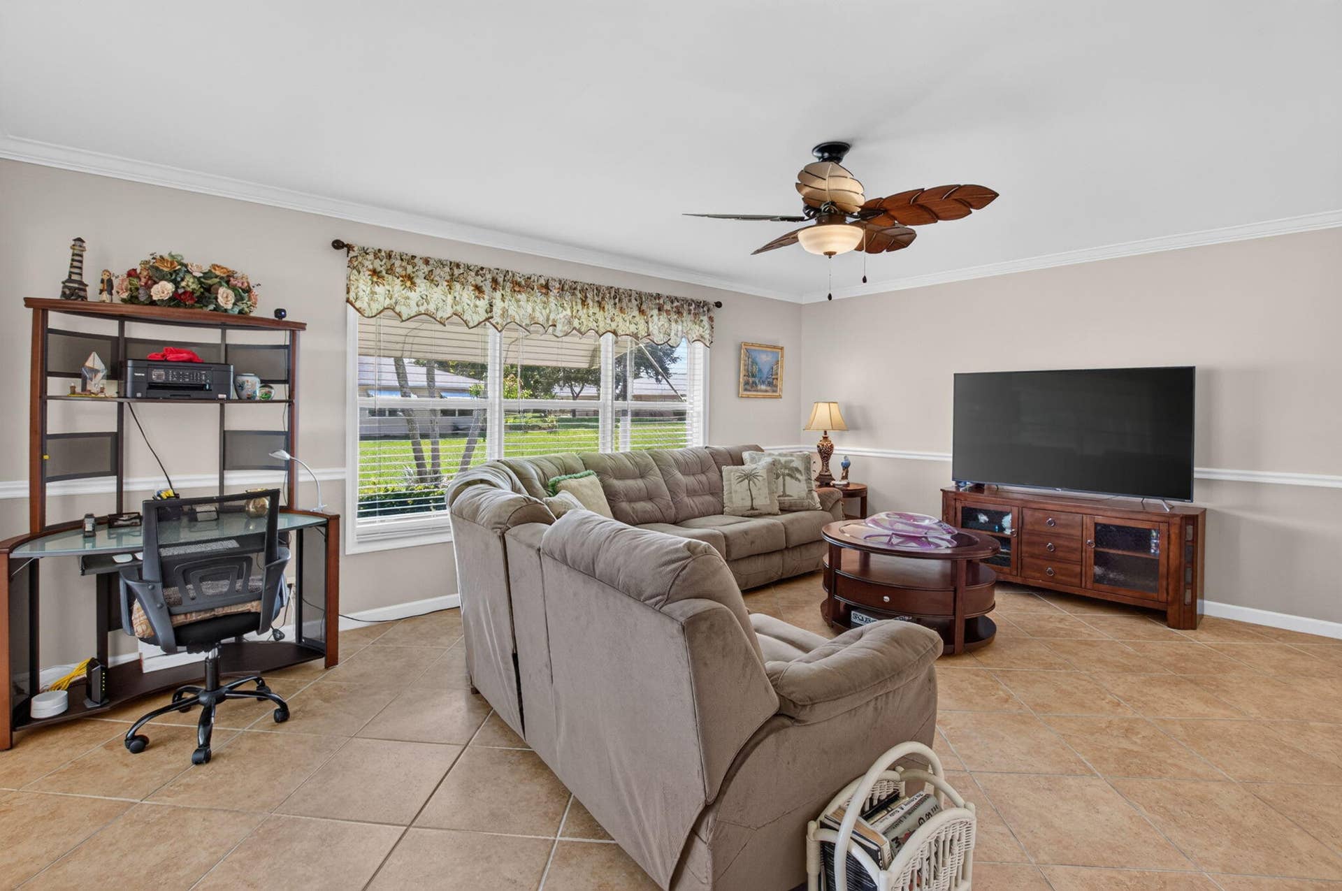 SPACIOUS LIVING ROOM