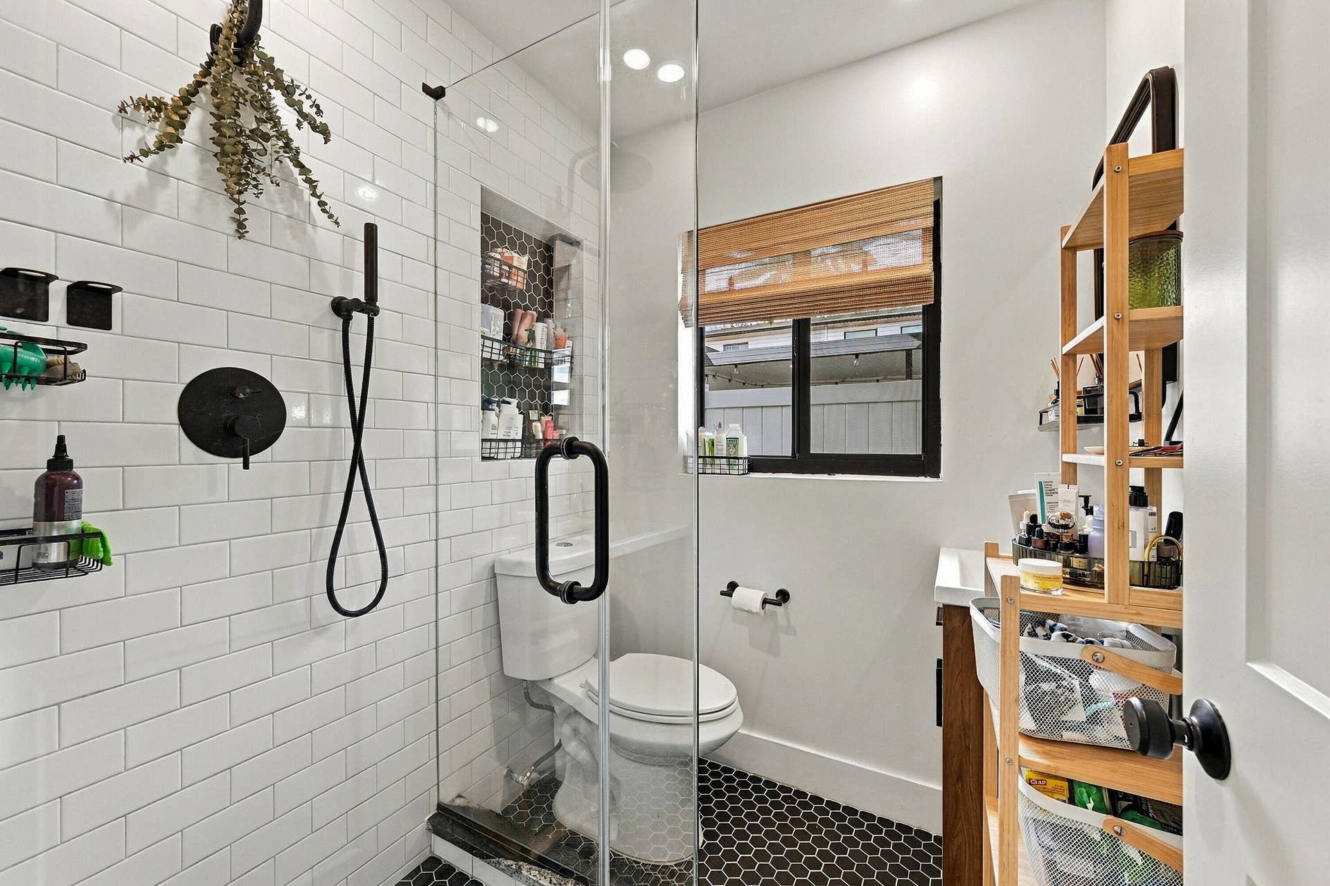 501 NW 25TH Street, #A, Wilton Manors, FL 33311 08_bathroom