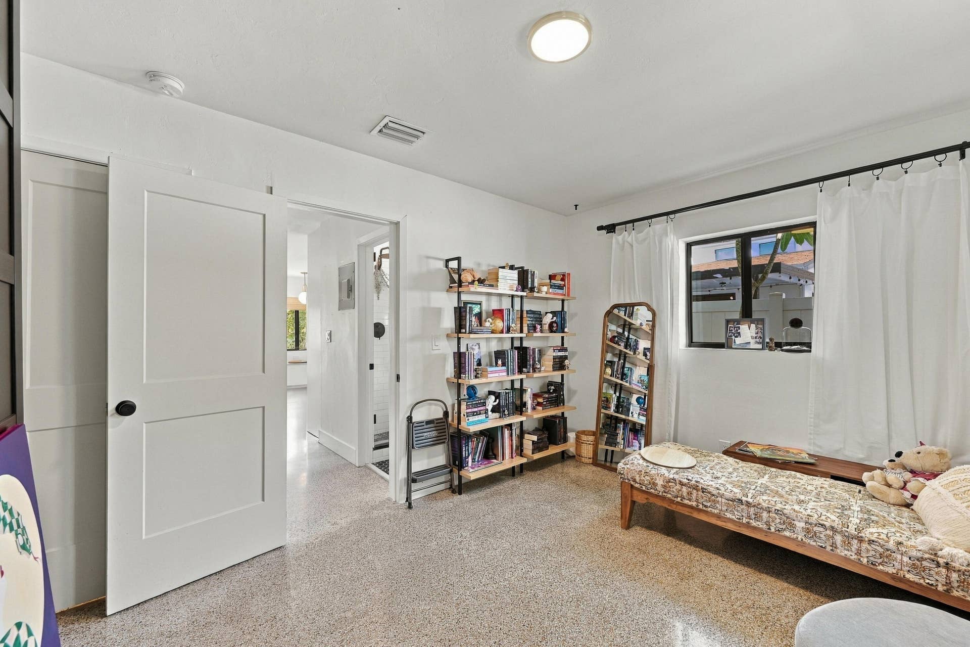 501 NW 25TH Street, #A, Wilton Manors, FL 33311 07_sitting room
