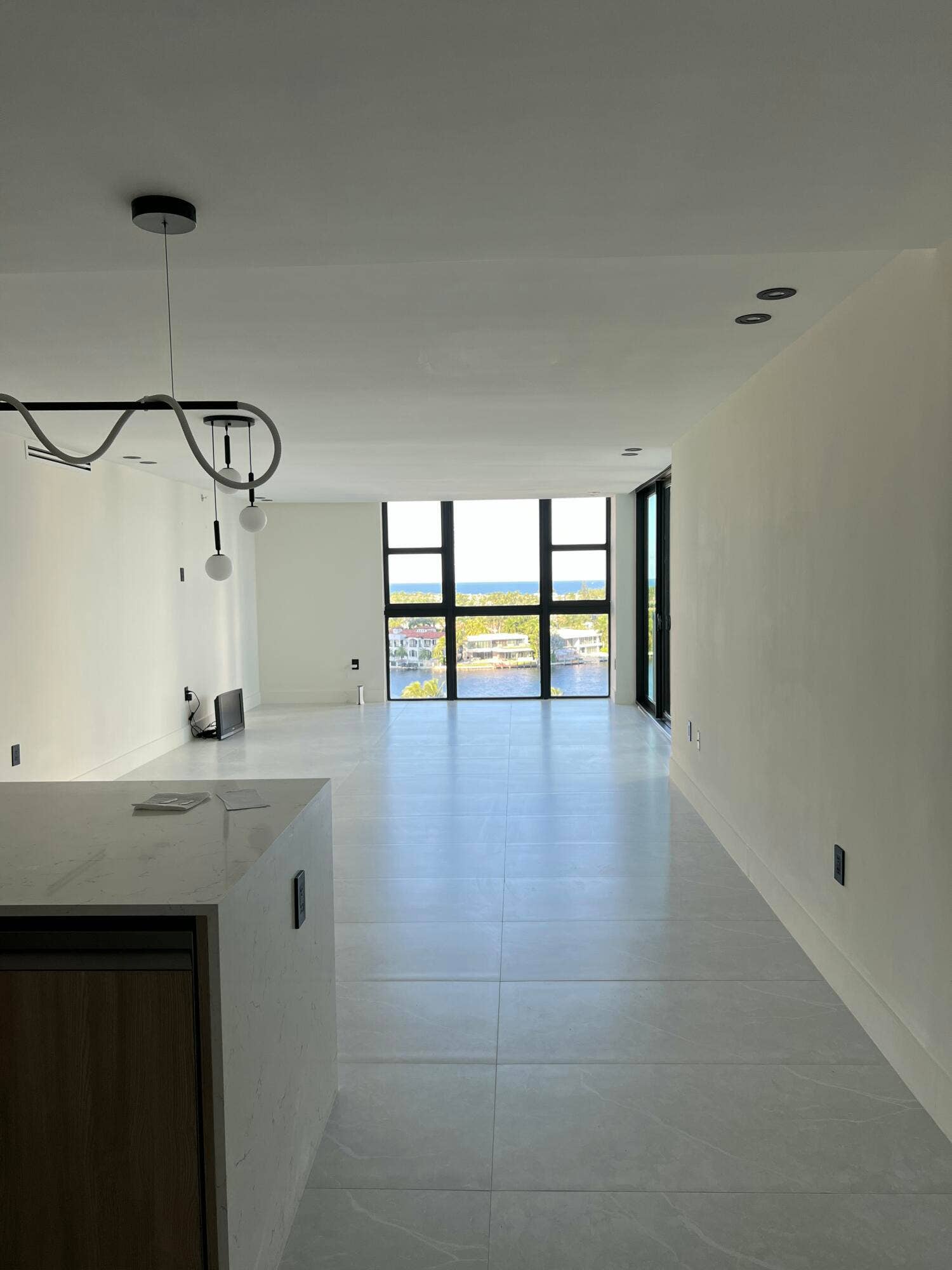 20505 E Country Club Drive, #1133, Aventura, FL 33180 Dining room from kitchen