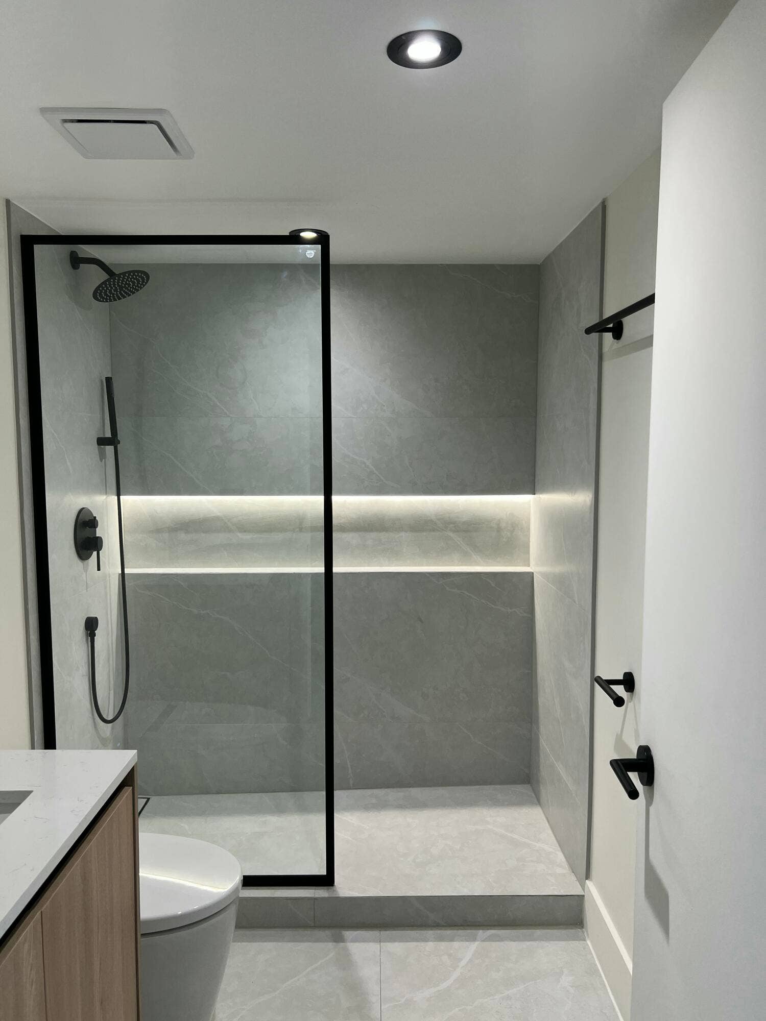 20505 E Country Club Drive, #1133, Aventura, FL 33180 Master bathroom