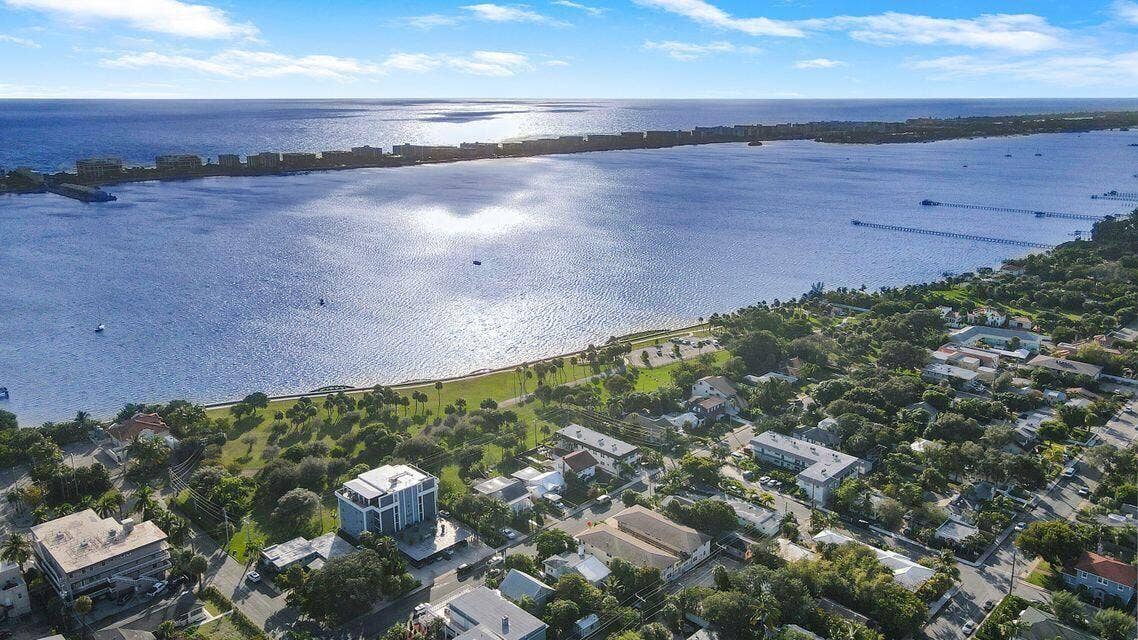 4 Blocks to the Intracoastal