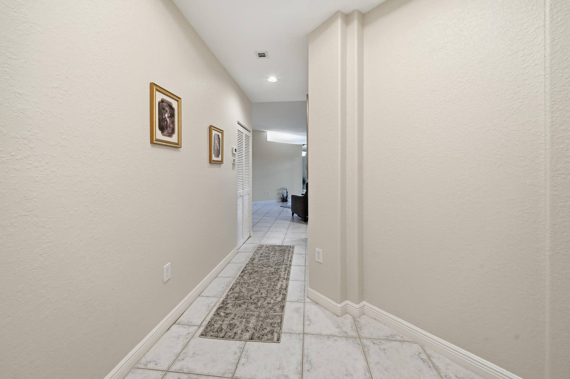 7986 EXETER Boulevard W, #101, Tamarac, FL 33321 Main entrance hallway