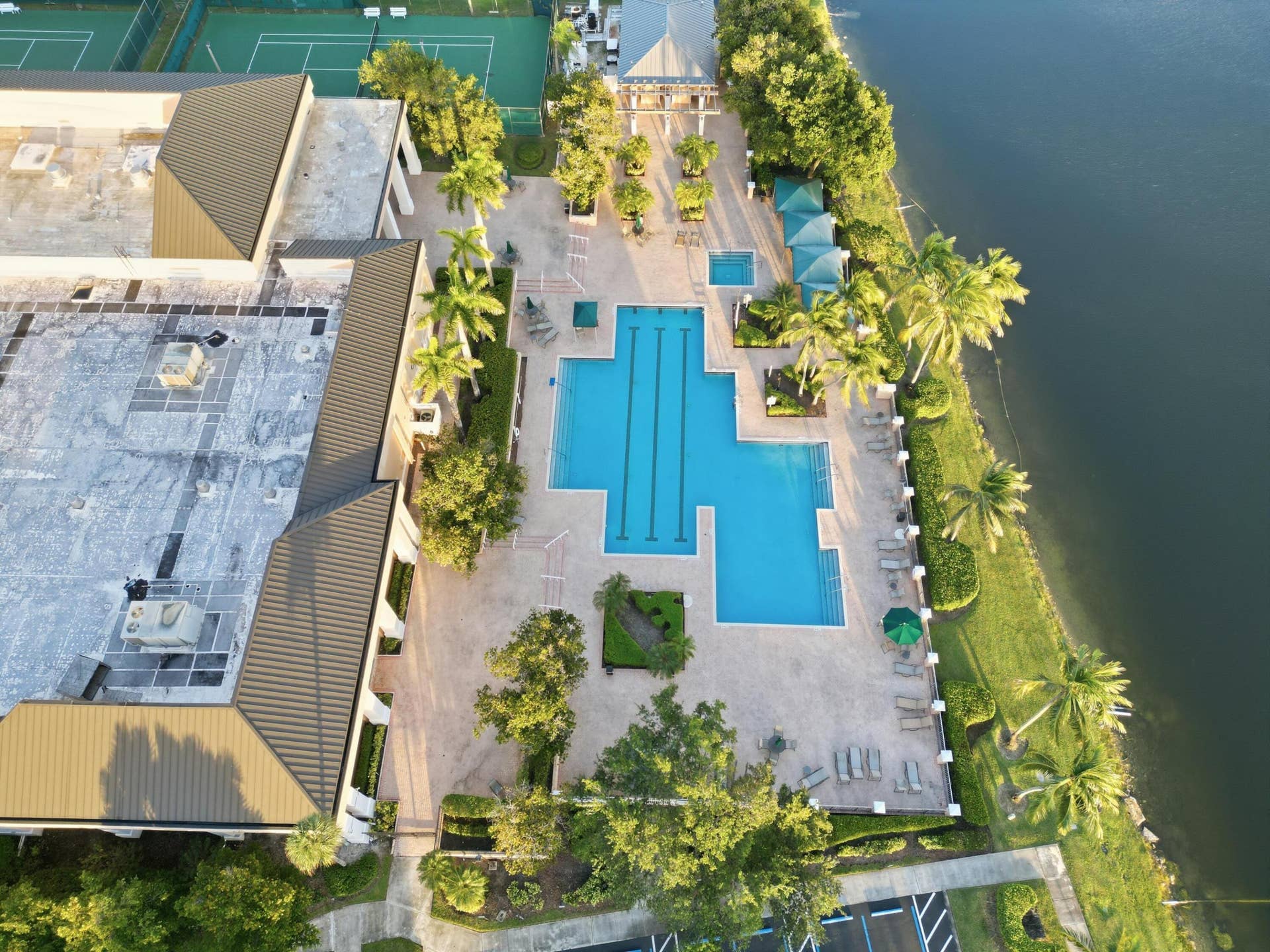 7986 EXETER Boulevard W, #101, Tamarac, FL 33321 Kings Point pool