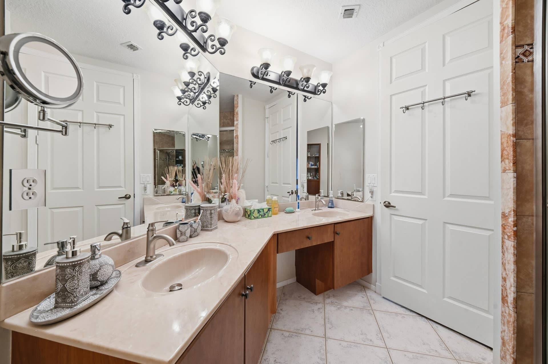 7986 EXETER Boulevard W, #101, Tamarac, FL 33321 Primary bathroom