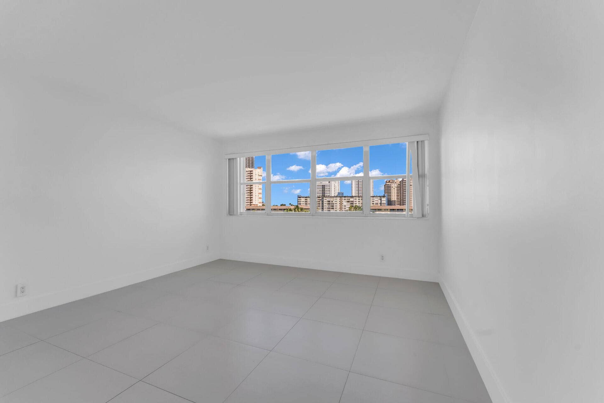 111 Golden Isles Drive, #D2, Hallandale Beach, FL 33009 111GoldenIslesDr_74046_17