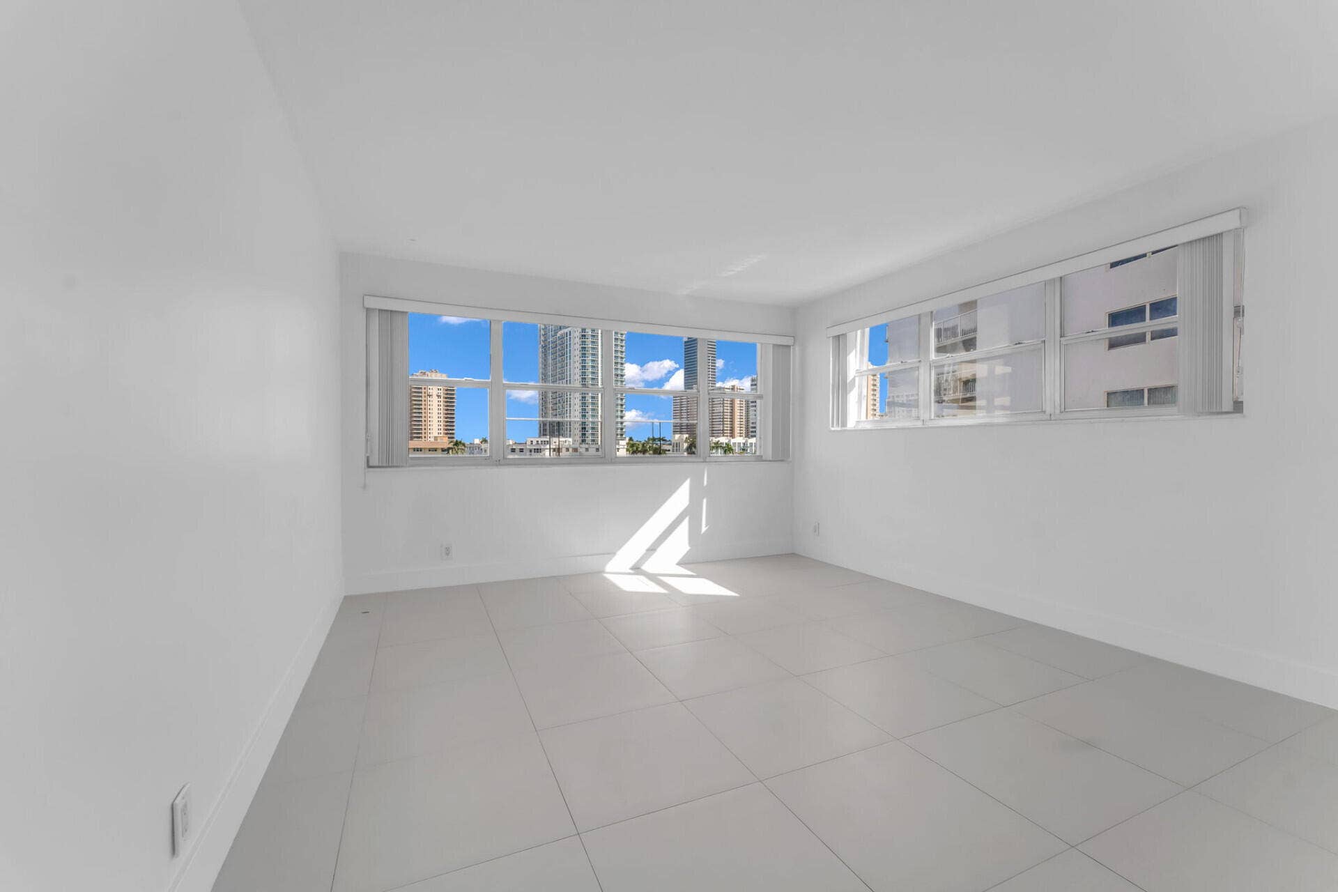 111 Golden Isles Drive, #D2, Hallandale Beach, FL 33009 111GoldenIslesDr_74046_13