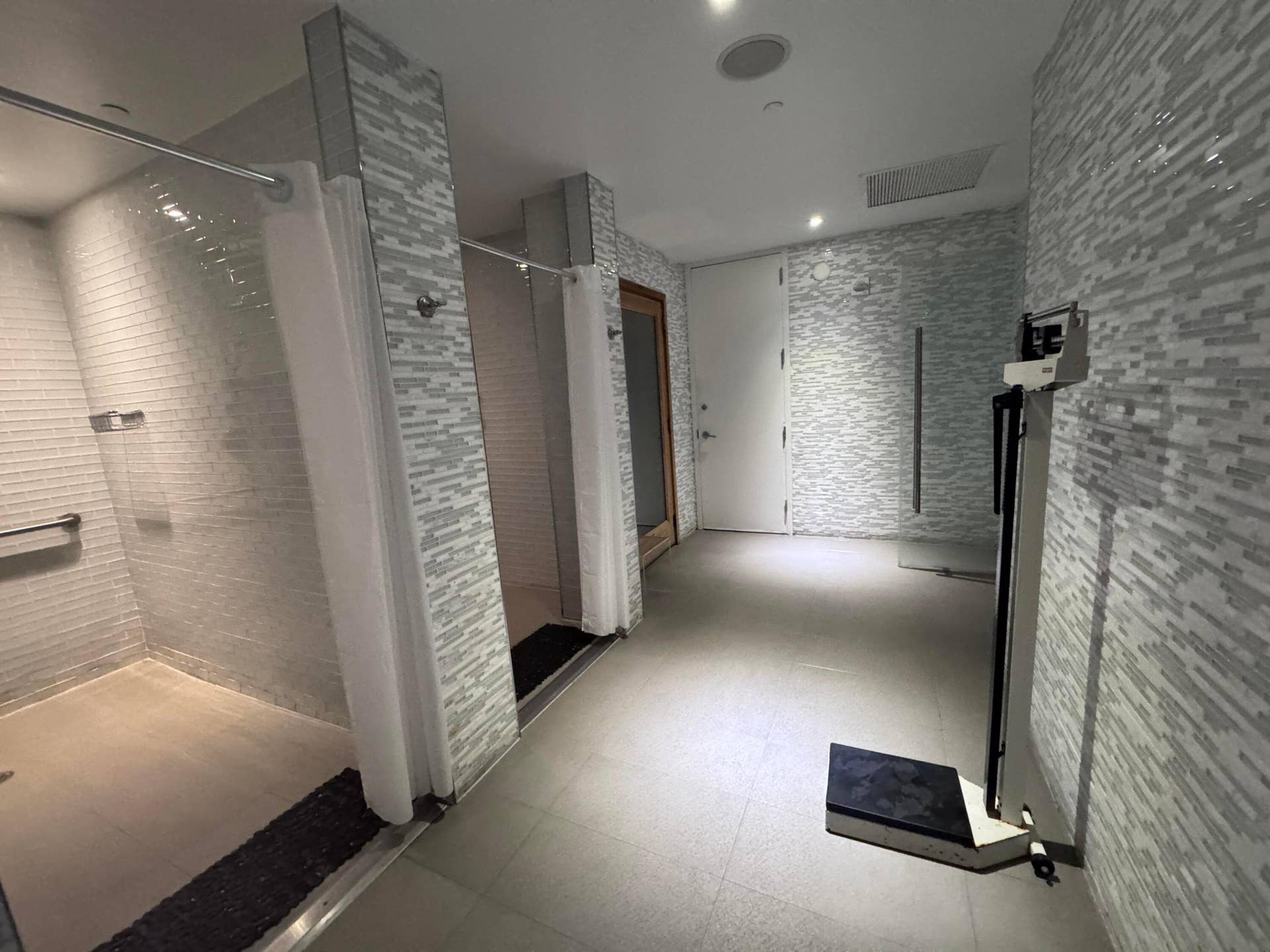 16001 COLLINS Avenue, #4002, Sunny Isles Beach, FL 33160 Private showers ...