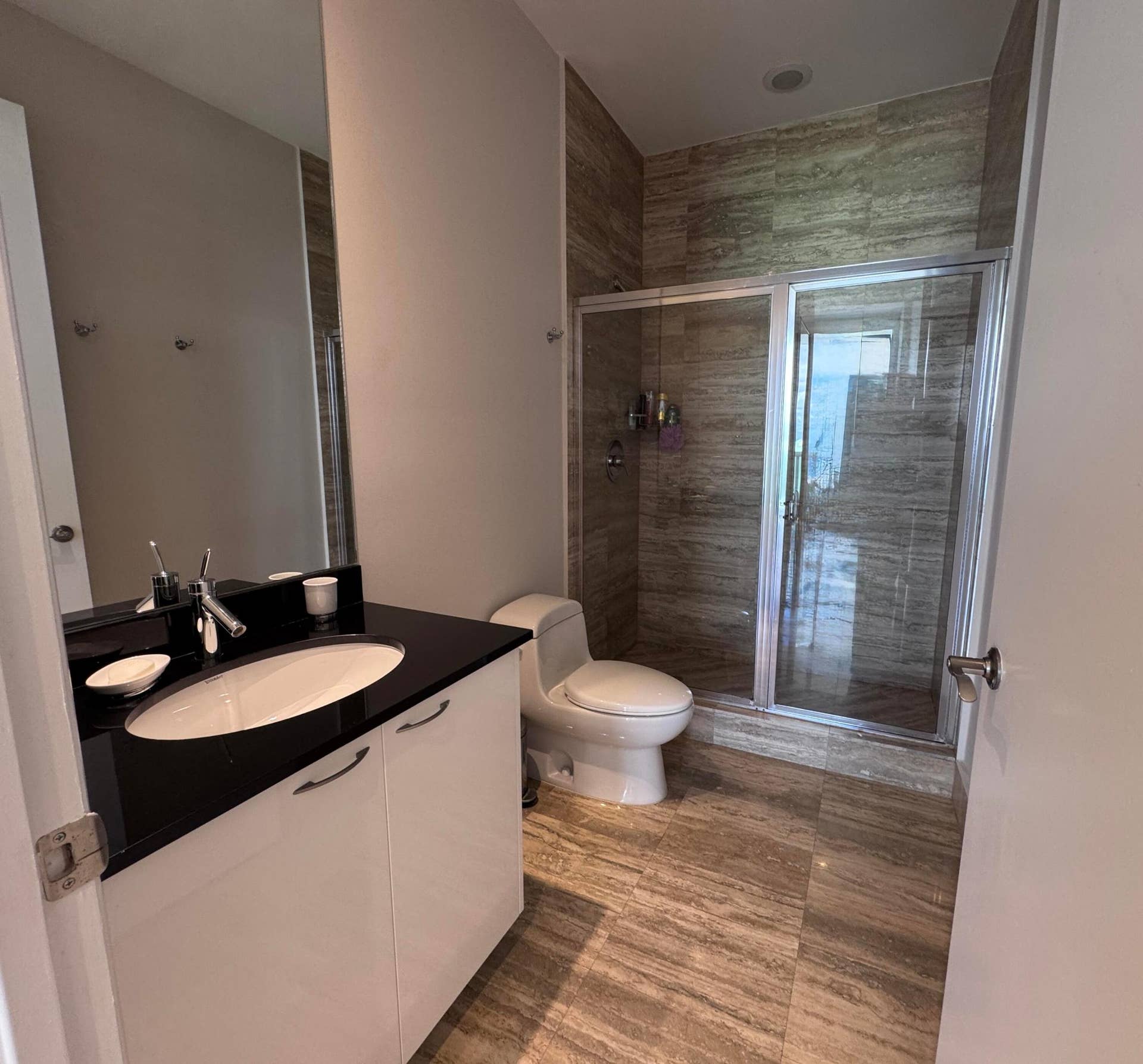 16001 COLLINS Avenue, #4002, Sunny Isles Beach, FL 33160 Full bath in suite ...