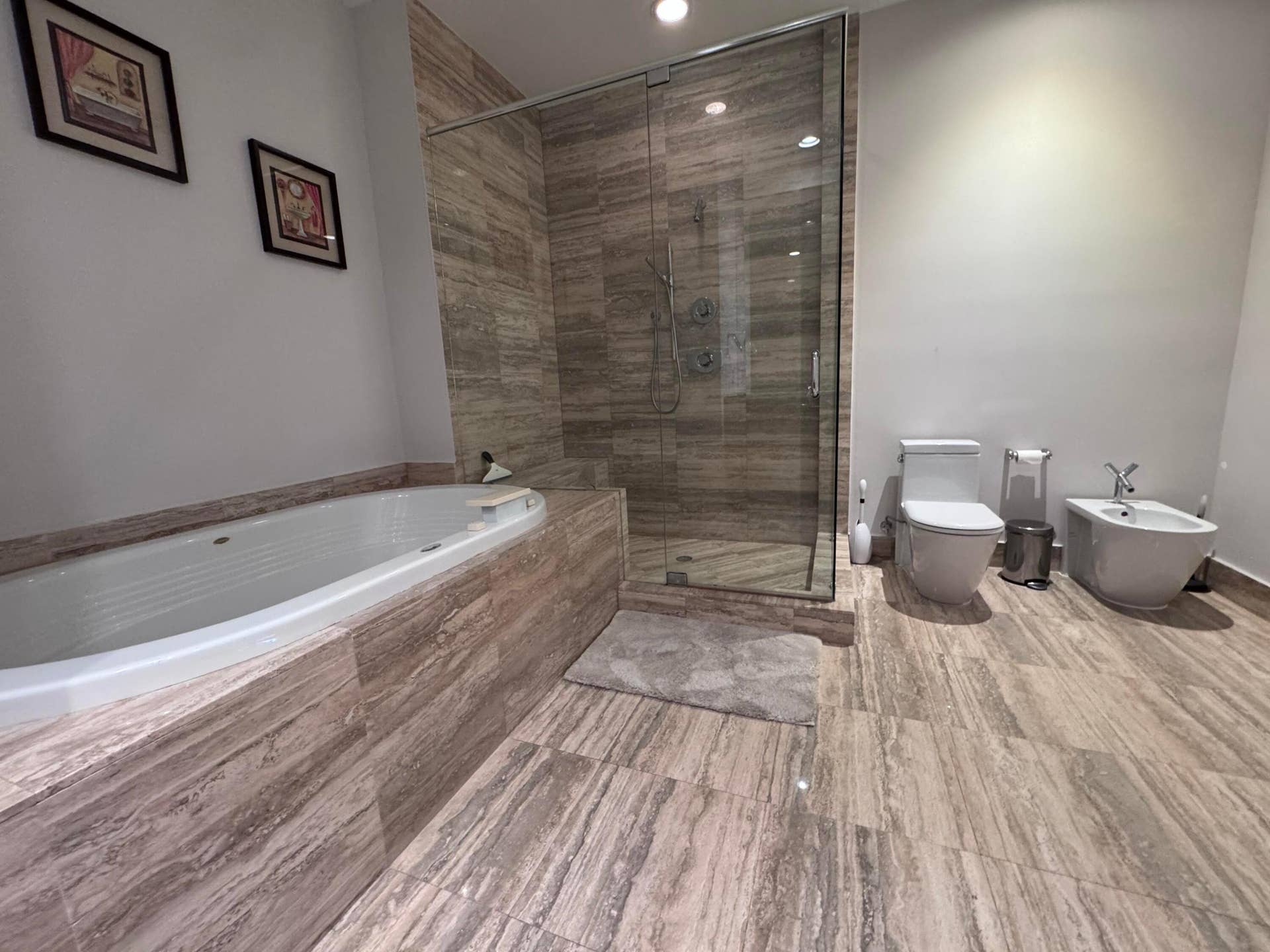 16001 COLLINS Avenue, #4002, Sunny Isles Beach, FL 33160 Sunk in spa with separate shower.
