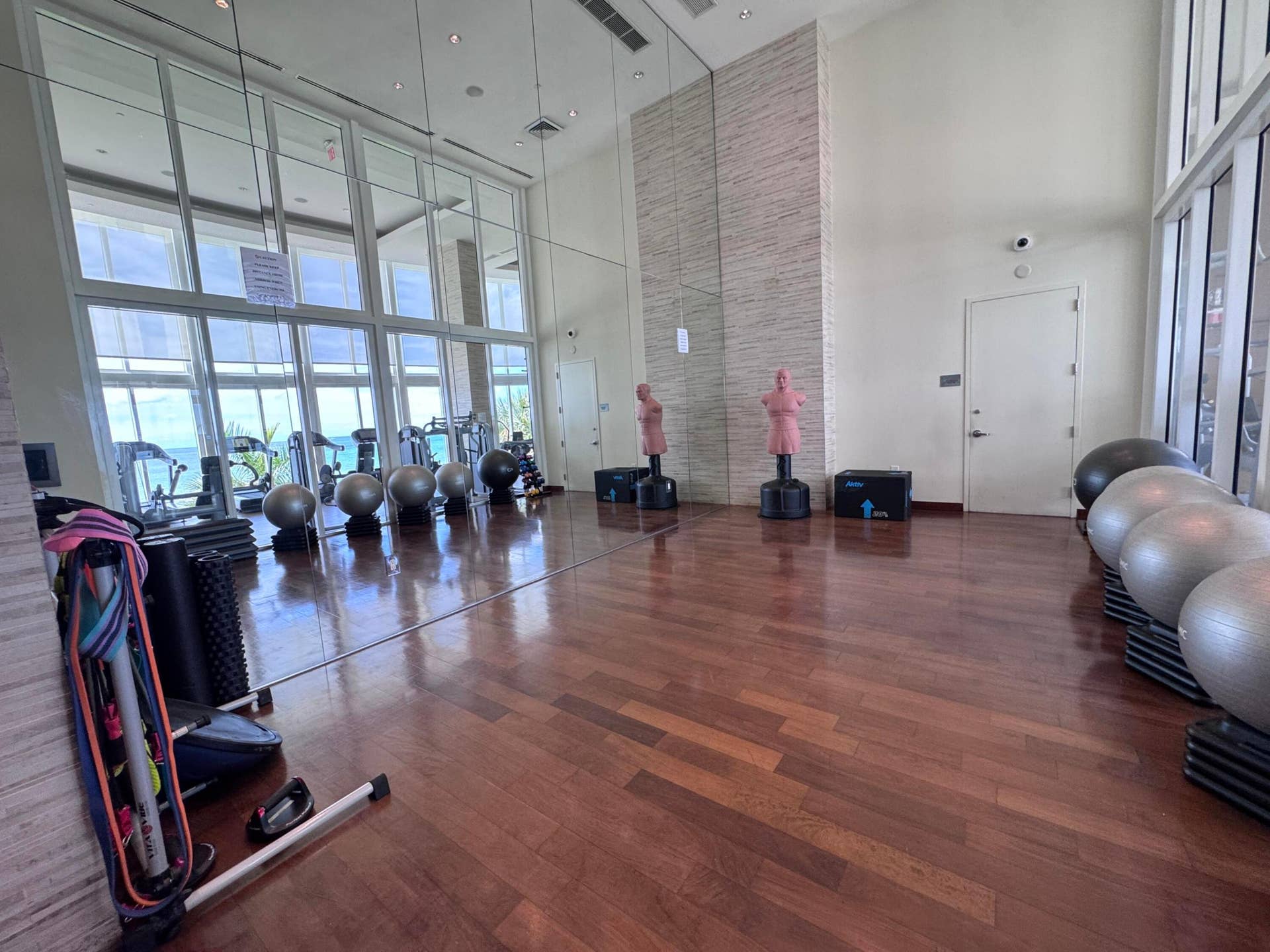 16001 COLLINS Avenue, #4002, Sunny Isles Beach, FL 33160 Dancing and Yoga area ...