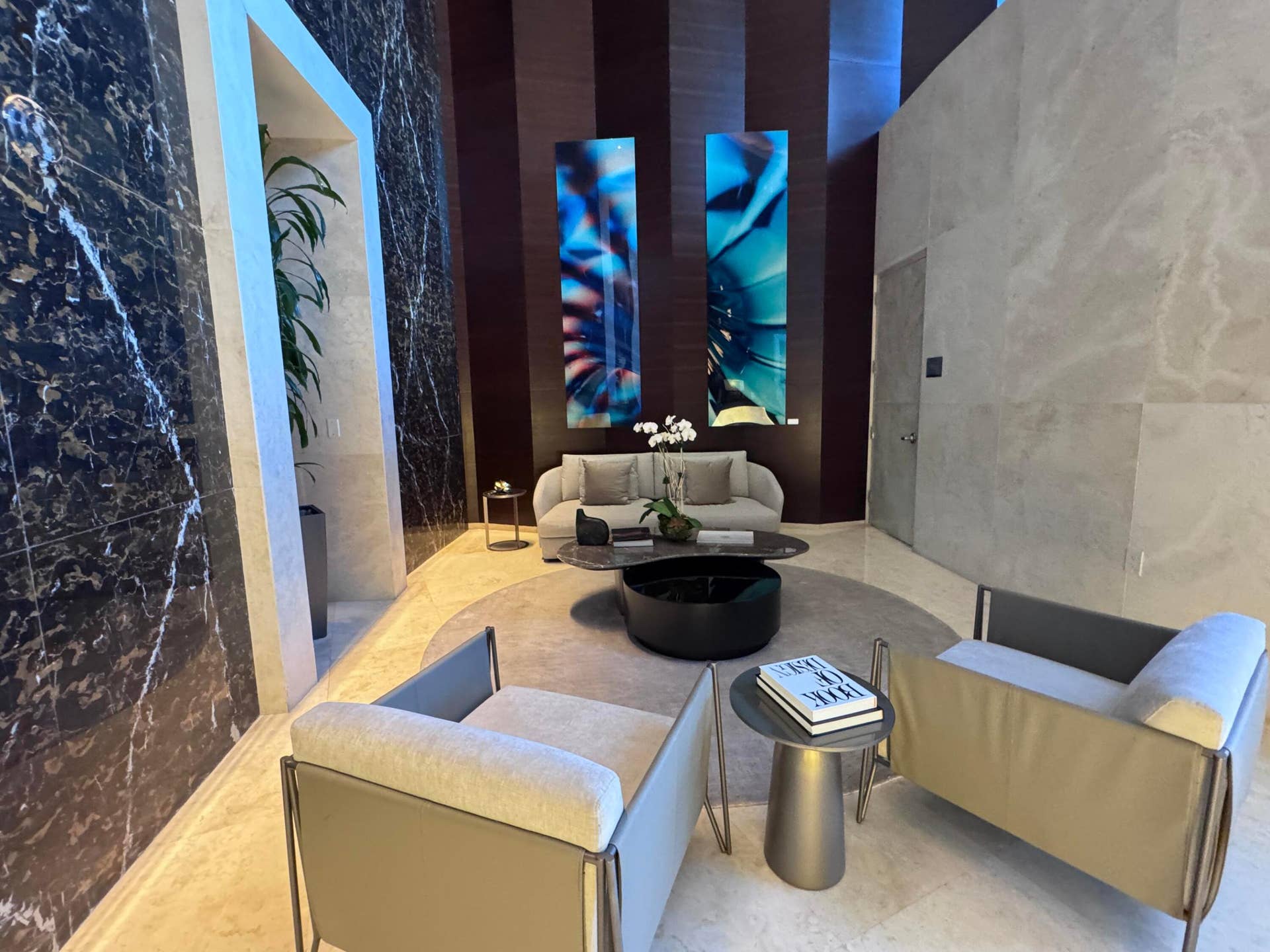 16001 COLLINS Avenue, #4002, Sunny Isles Beach, FL 33160 Elegant seating area in lobby