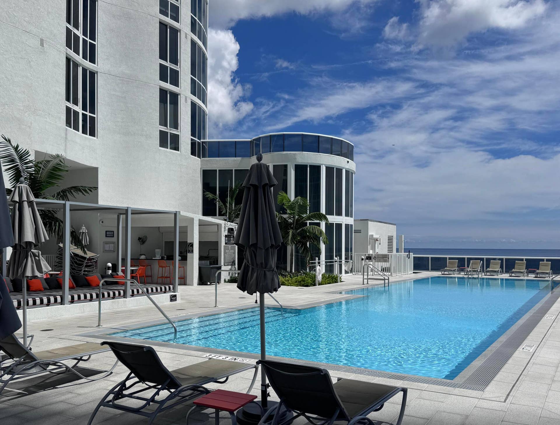 16001 COLLINS Avenue, #4002, Sunny Isles Beach, FL 33160 Full service pool deck