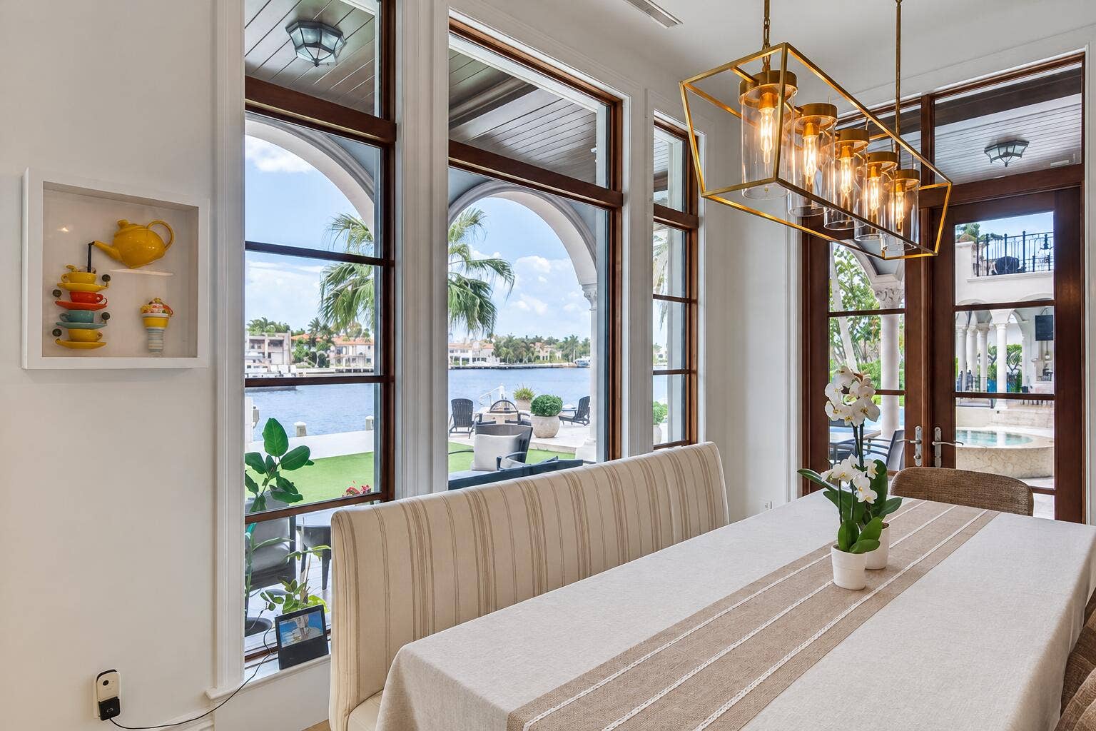 1627 SE 7TH Street, Fort Lauderdale, FL 33316 Crisp Linen Waterfront Dining Room