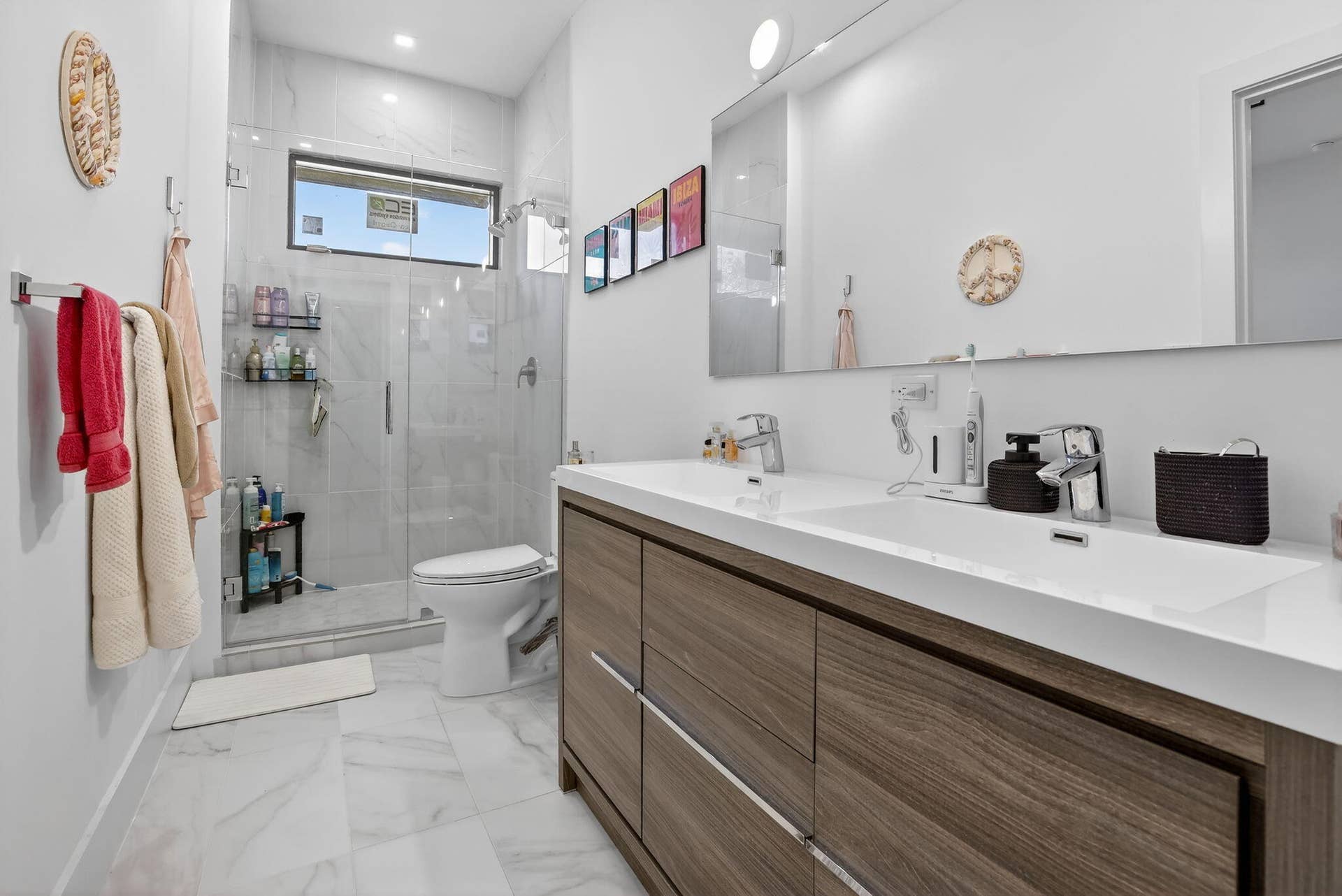 4173 N OAK Place, Dania Beach, FL 33314 double sinks, shower