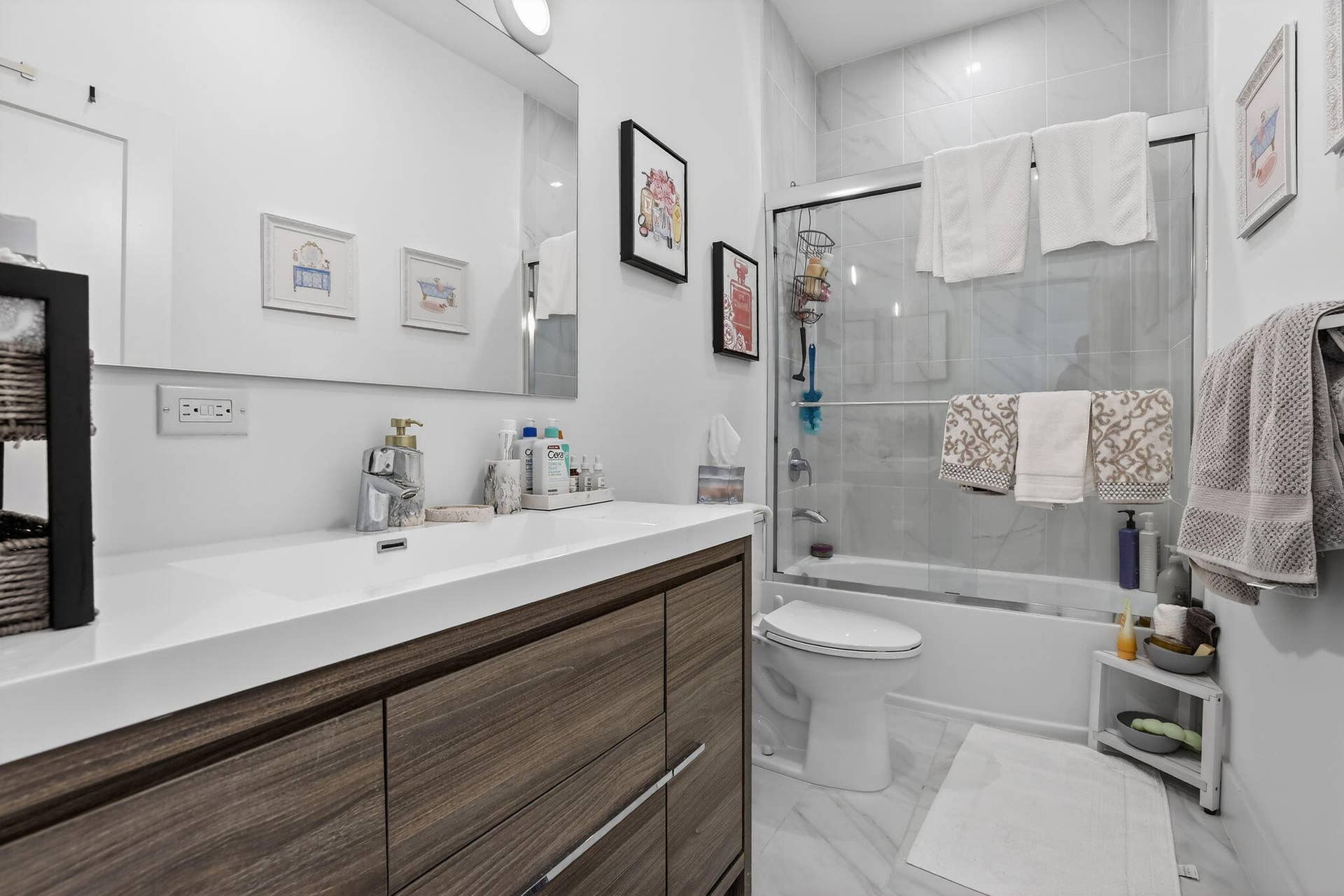 4173 N OAK Place, Dania Beach, FL 33314 shower/tub combo
