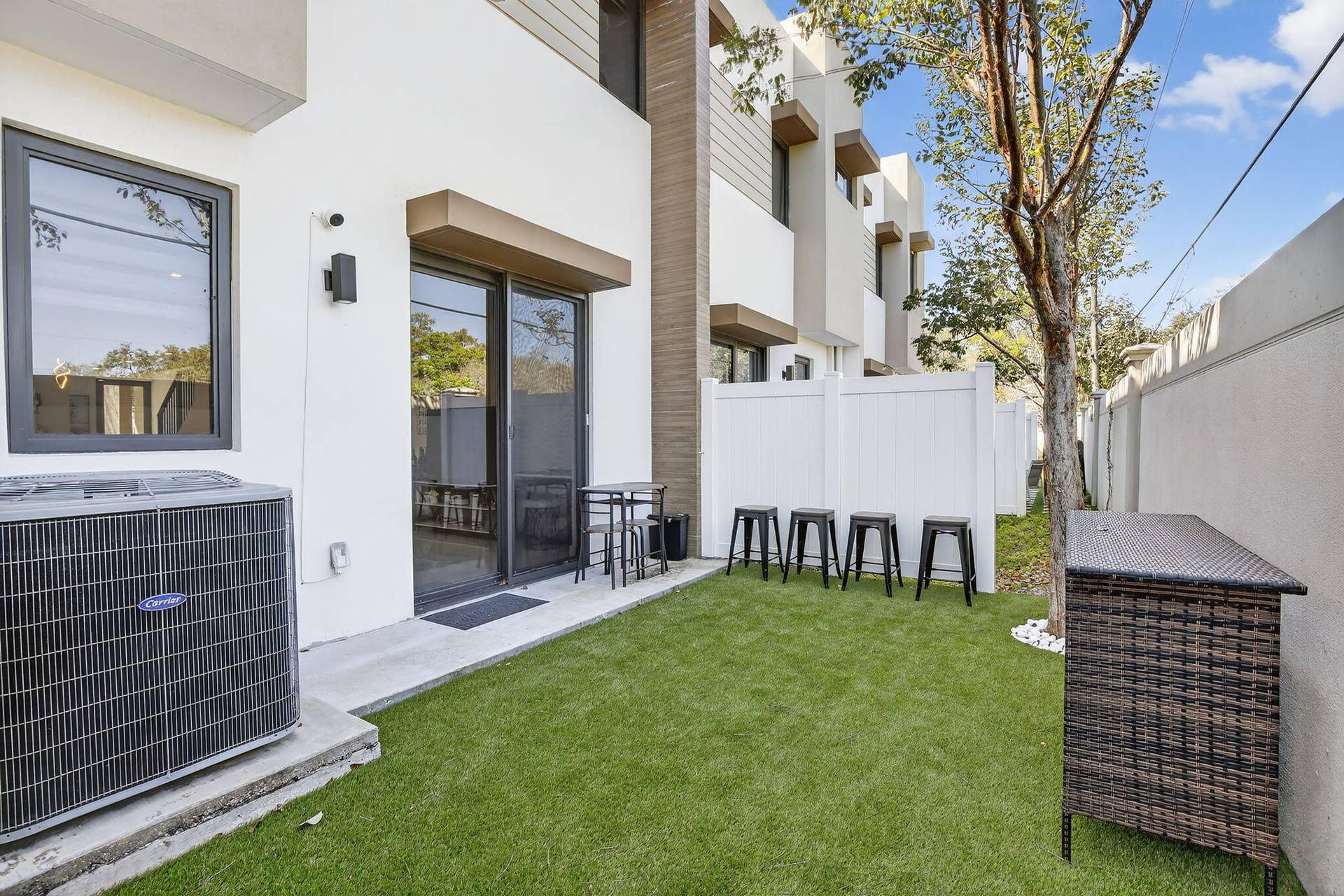 4173 N OAK Place, Dania Beach, FL 33314 Turf finishes