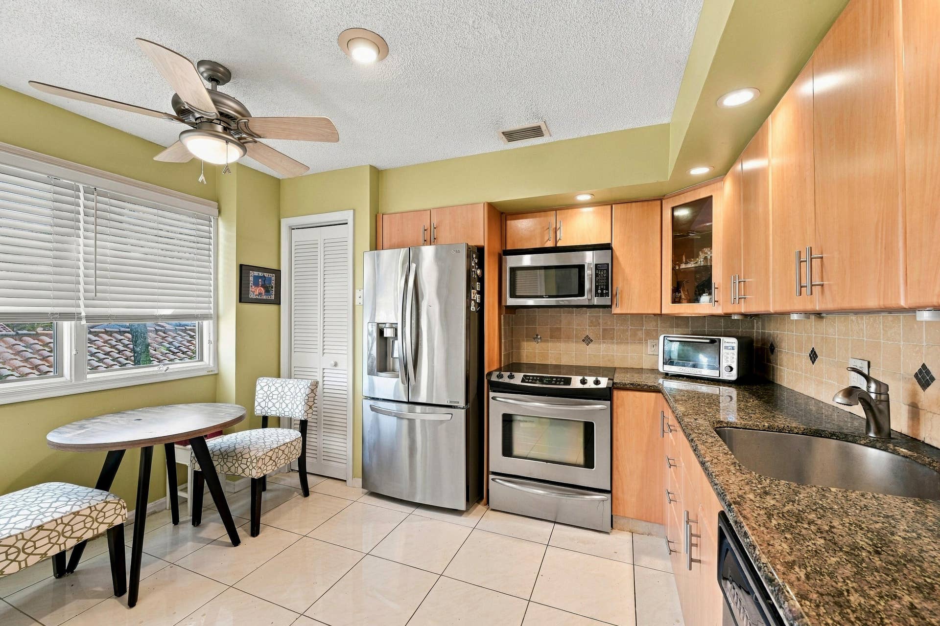 7858 GRANADA Place, #404, Boca Raton, FL 33433 Your kitchen has plenty of counter space