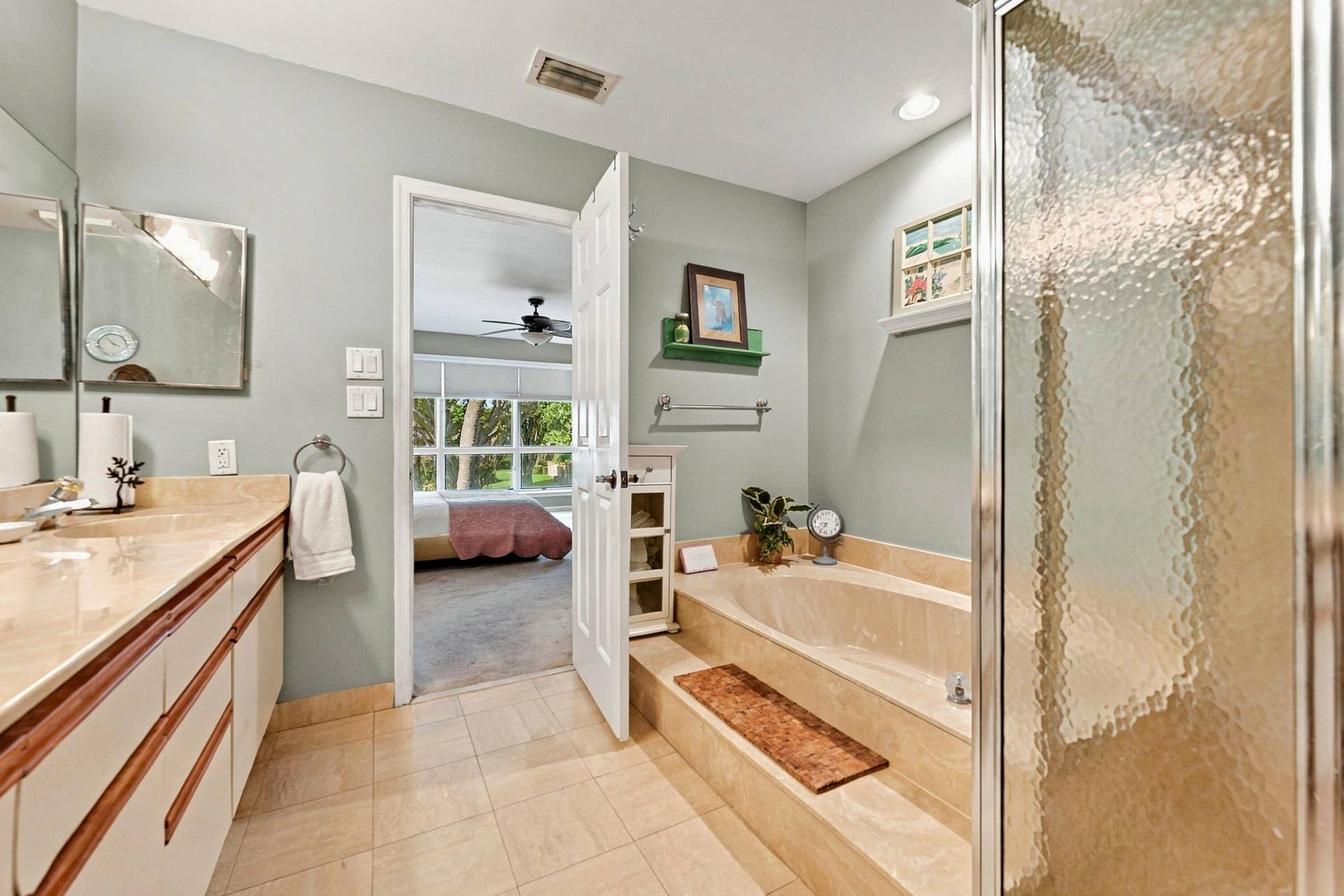 7858 GRANADA Place, #404, Boca Raton, FL 33433 Your expansive master bath suite
