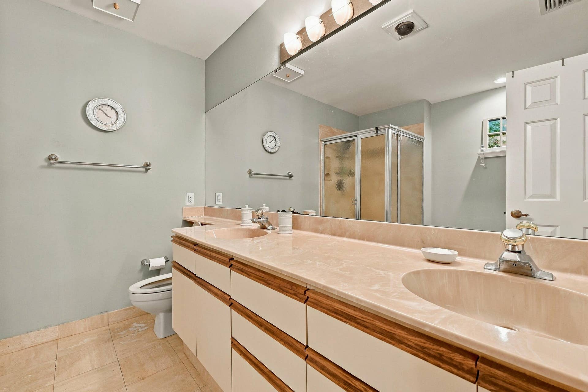 7858 GRANADA Place, #404, Boca Raton, FL 33433 You have plenty of counter space and dual sinks