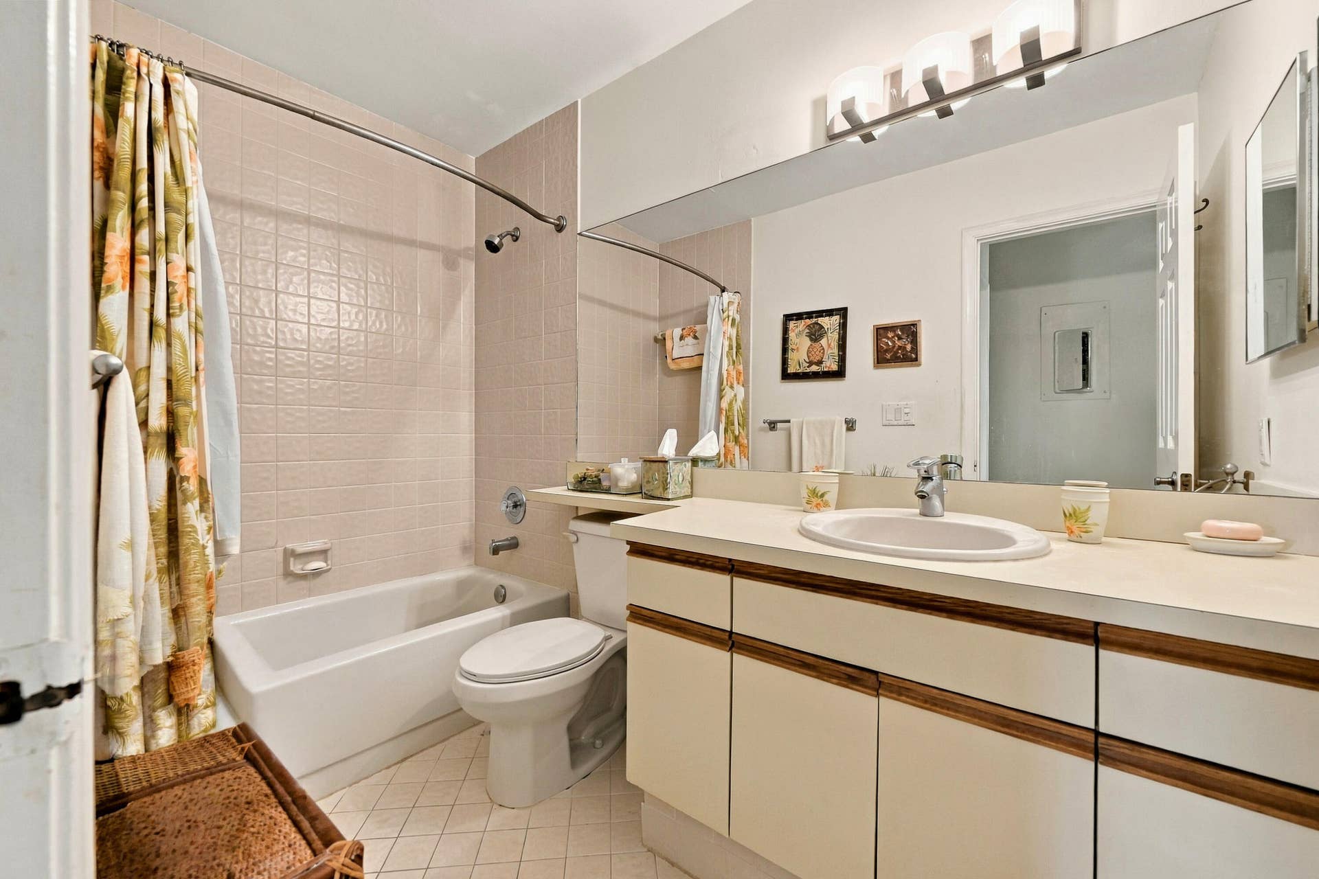 7858 GRANADA Place, #404, Boca Raton, FL 33433 Your spacious guest bathroom with tub