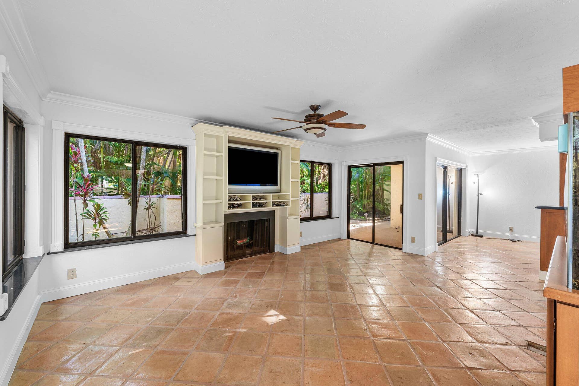 16 VIA LAGO, Boynton Beach, FL 33435 012-16VaLago-BoyntonBeach-FL-33435-SMA