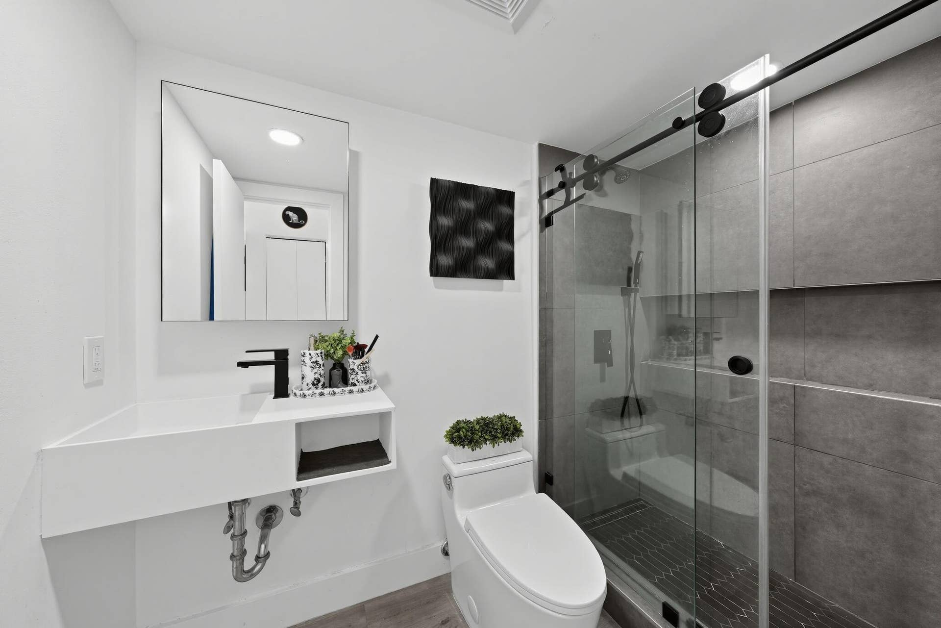 4143 N OCEAN Boulevard, #209, Fort Lauderdale, FL 33308 Updated bath