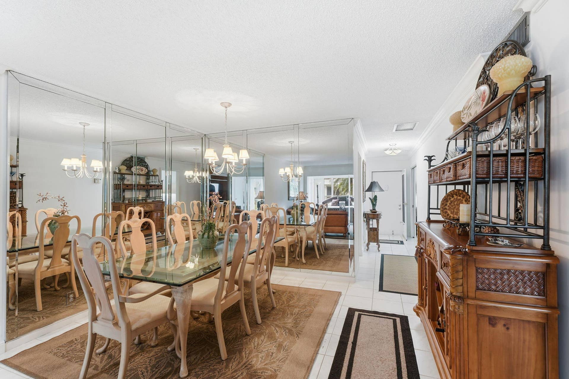2480 Juniper Drive, Delray Beach, FL 33445 Dining room w Solid Beatiful furniture