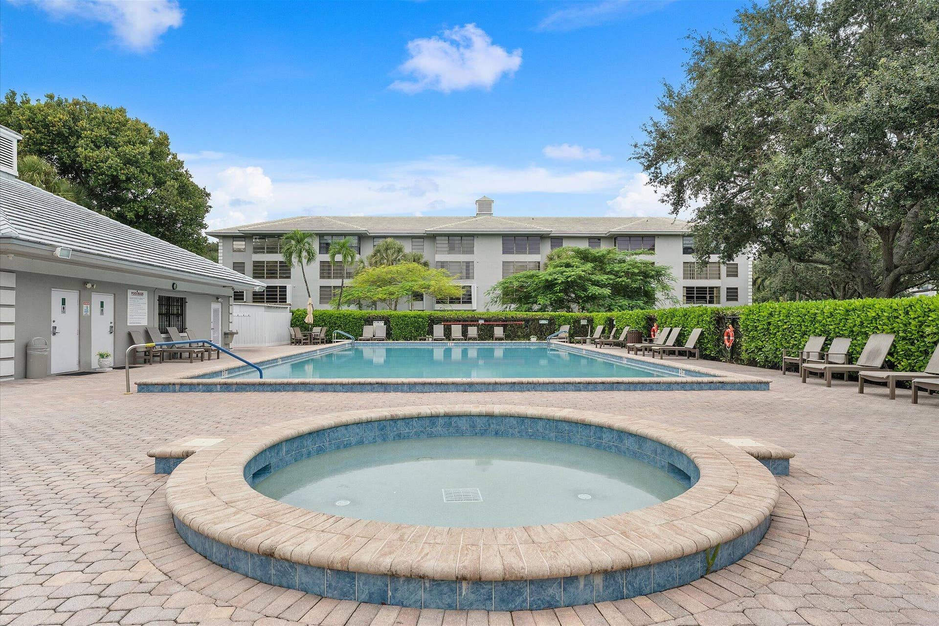 21-1528 Whitehall Drive_021