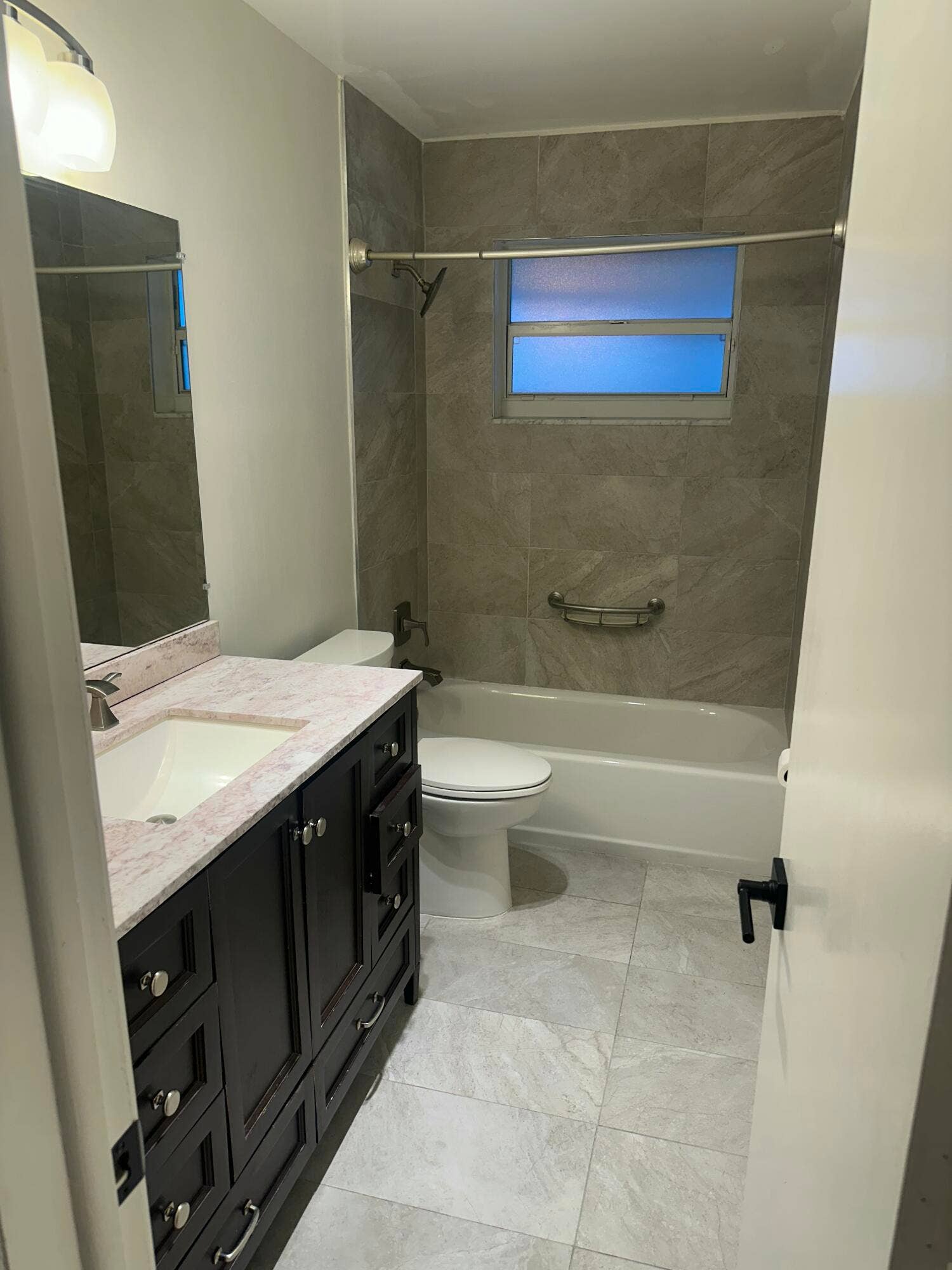 141 NW 24th Court, Pompano Beach, FL 33064 Guest Bathroom