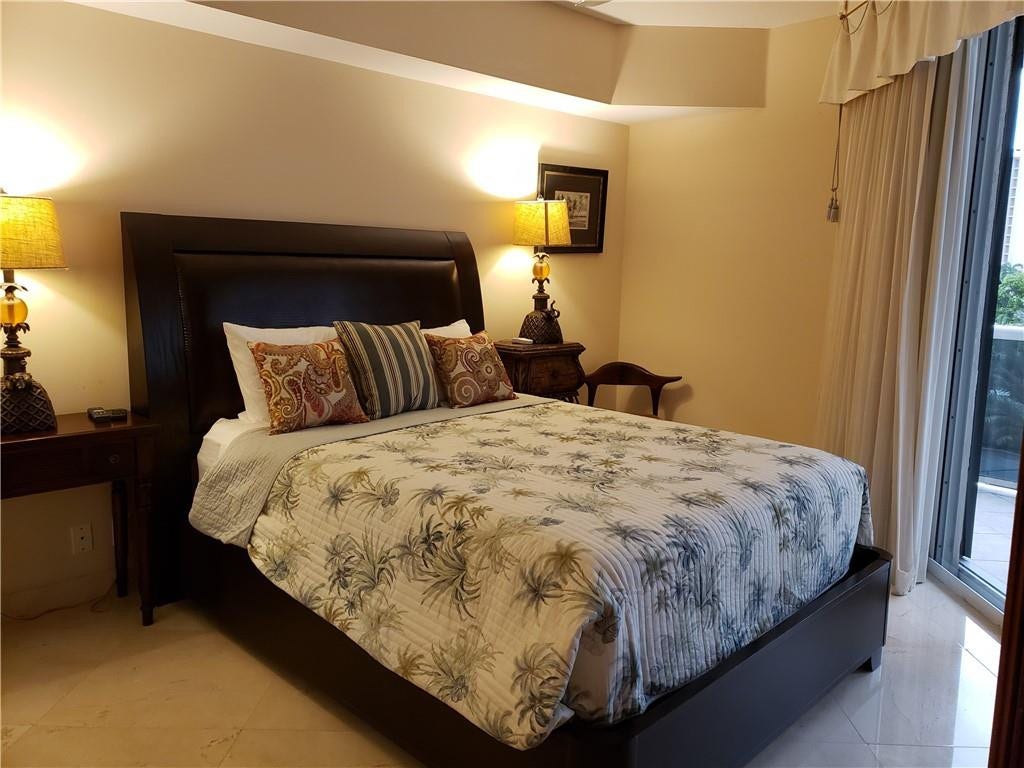 Guest bedroom (queen bed)