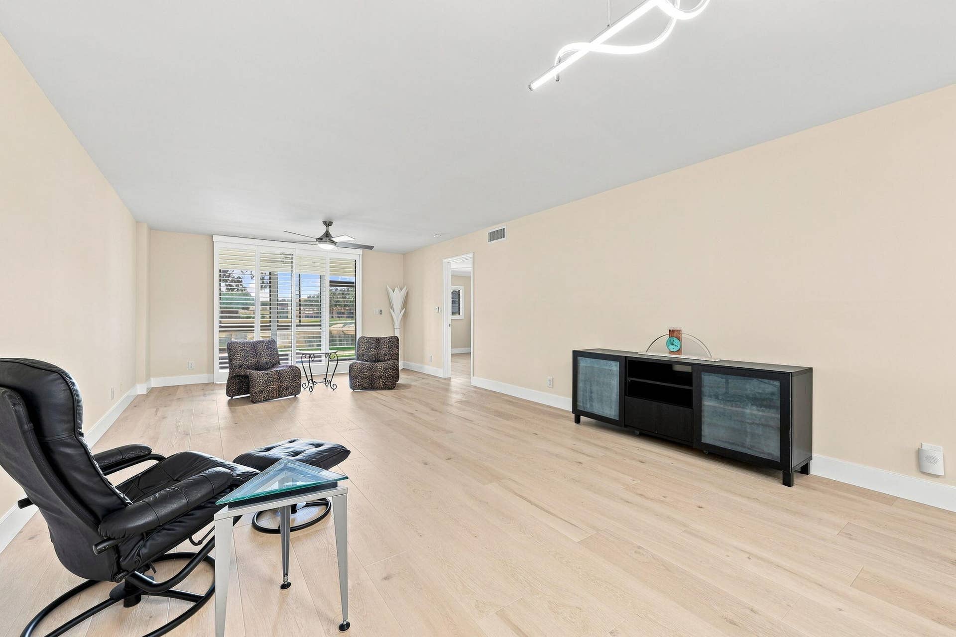 15456 PEMBRIDGE Drive, #111, Delray Beach, FL 33484 DR/Livingroom