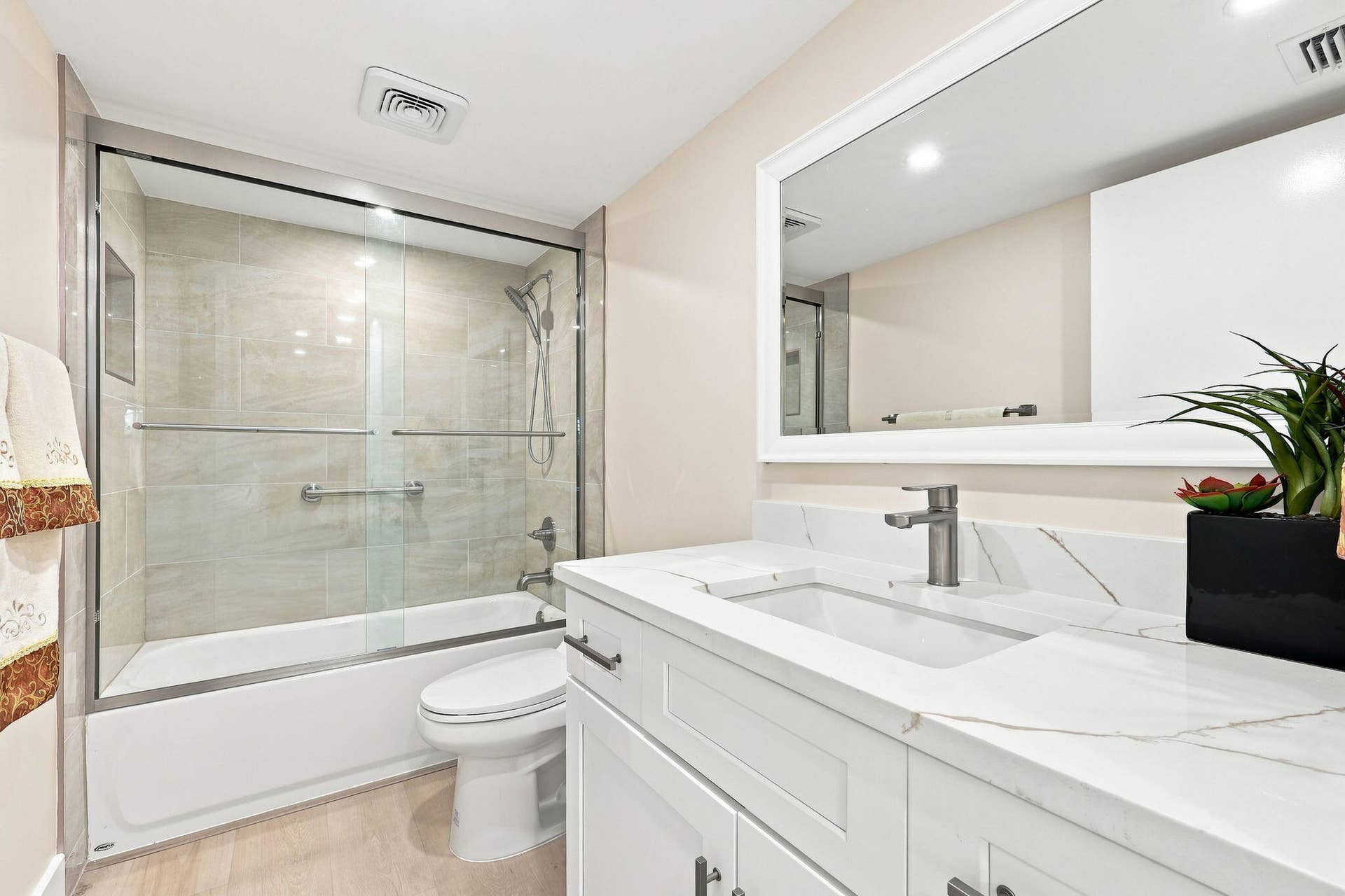 15456 PEMBRIDGE Drive, #111, Delray Beach, FL 33484 2nd Bathroom